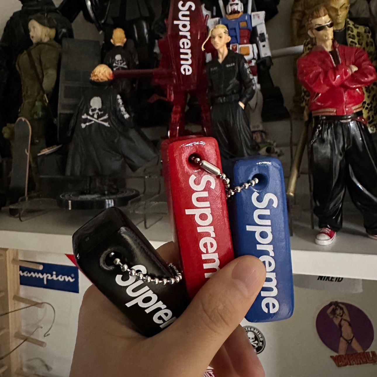 Supreme Floating Keychain Faded Blue - 23FW, Supreme Floating Keychain Red - 23FW 착용 스타일