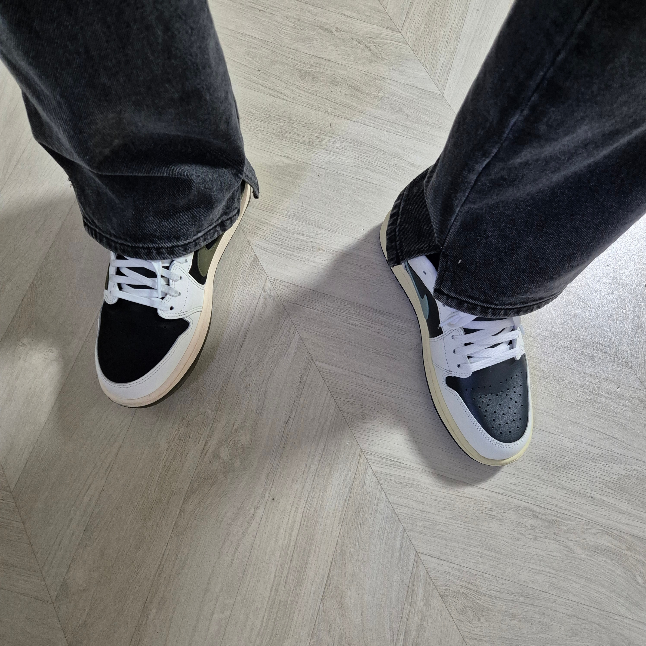 (W) Jordan 1 Low Anthracite Sail, (W) Jordan 1 x Travis Scott Retro Low OG SP Medium Olive 착용 스타일 - 3