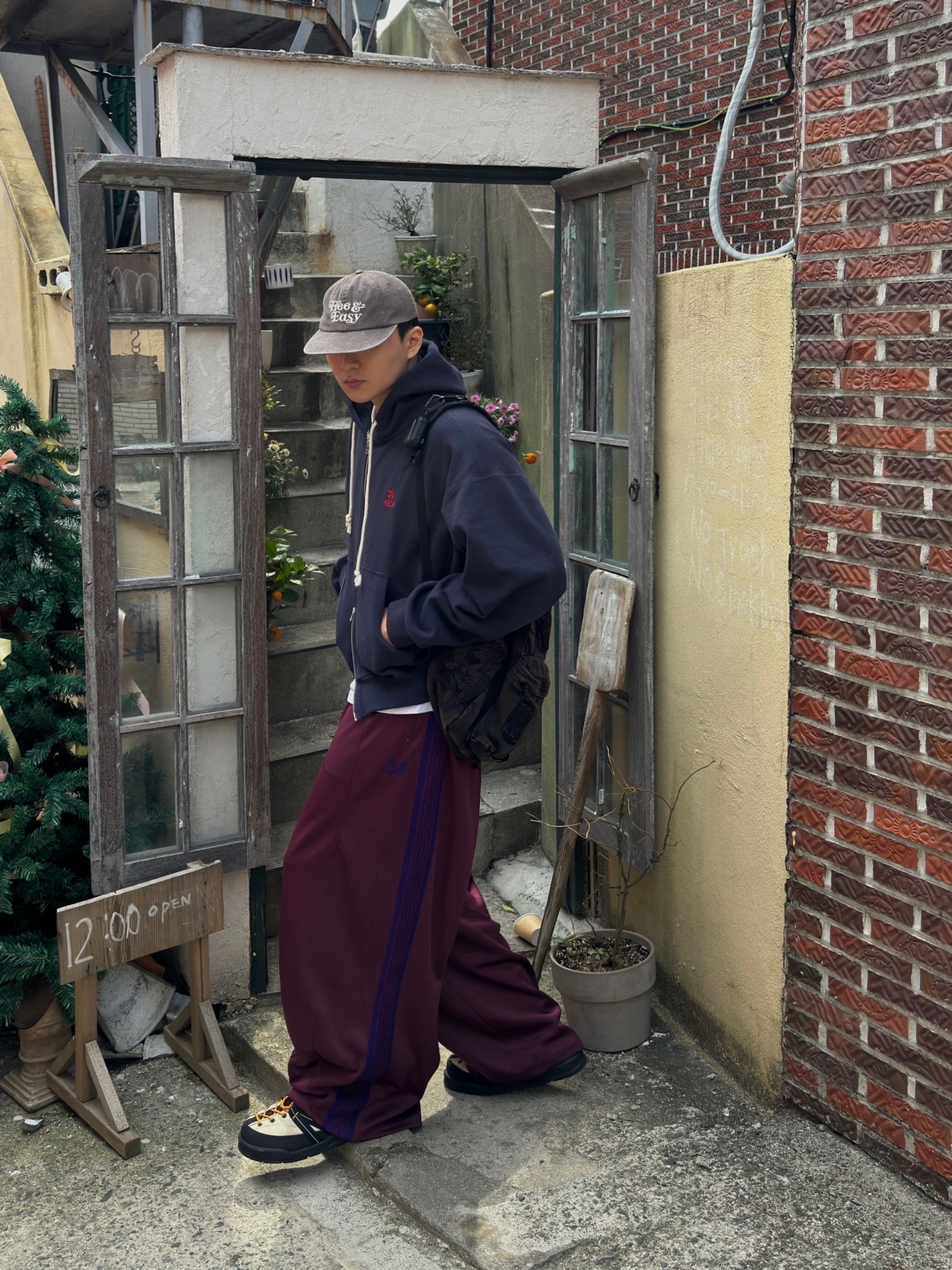 Needles H.D. Track Pants Poly Smooth Wine 착용 스타일 - 2