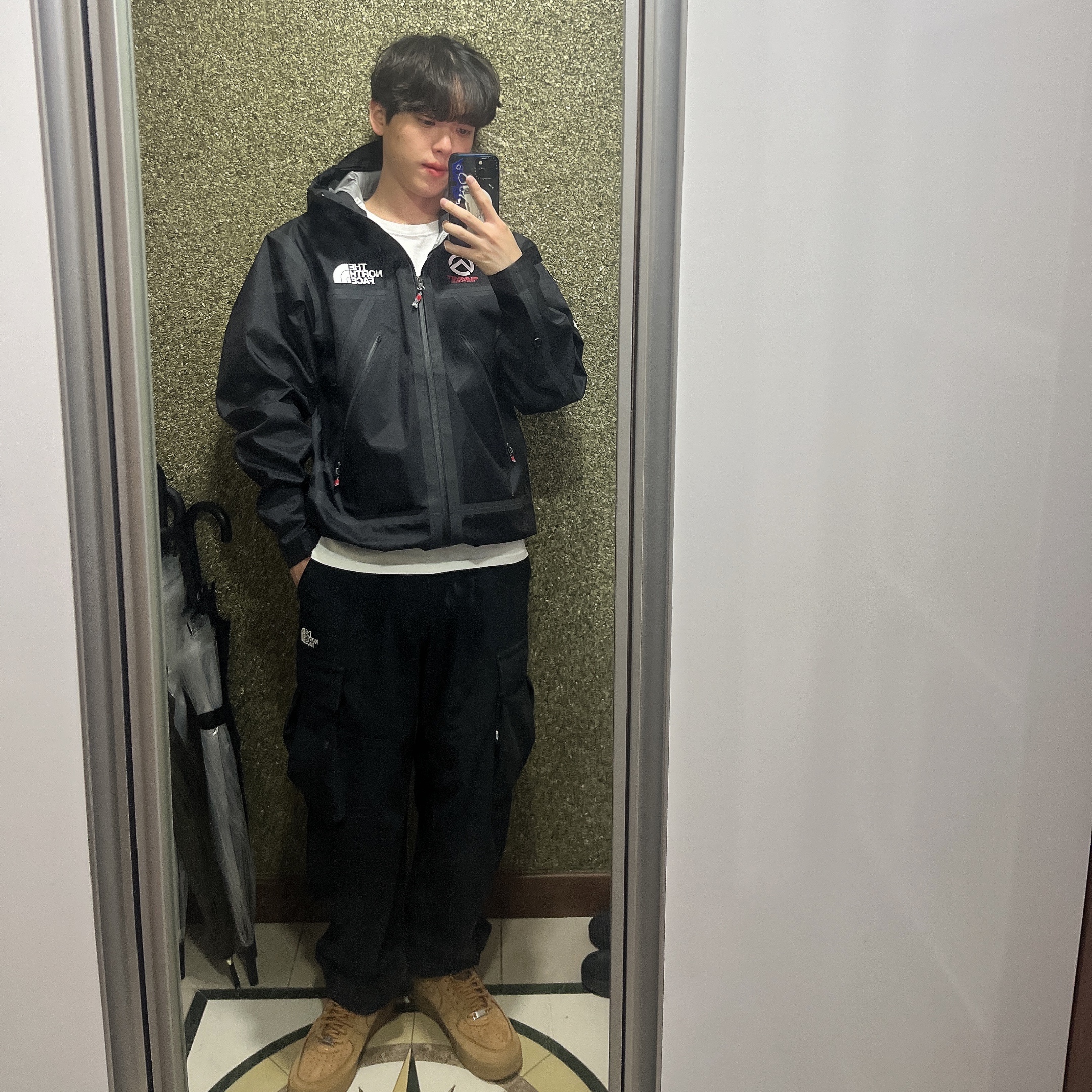 Nike x Supreme Air Force 1 Low Flax, Supreme x The North Face Summit Series Outer Tape Seam Jacket Black - 21SS 착용 스타일