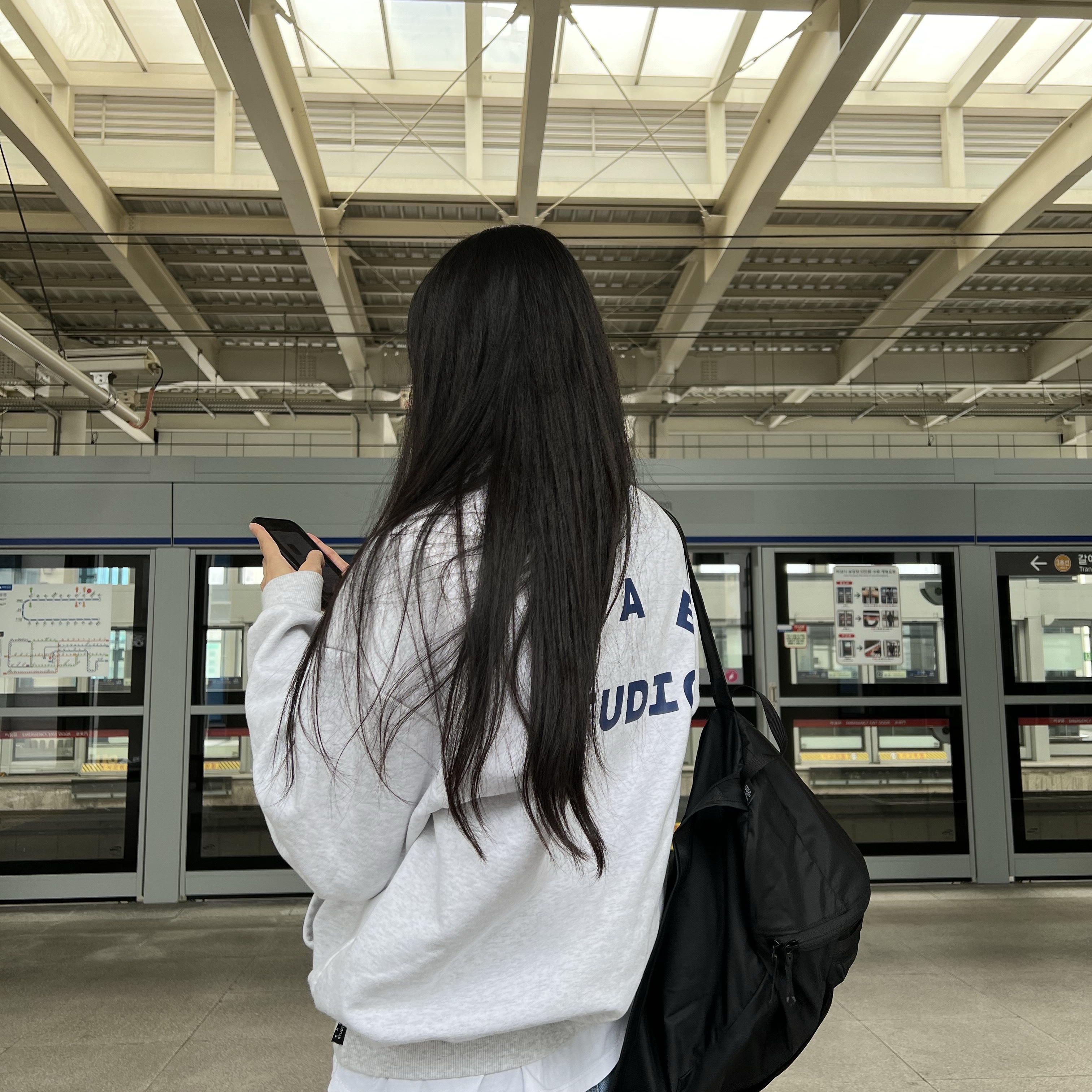 Arc'teryx Heliad 15 Backpack Black, IAB Studio Half Zip Pullover Light Gray 착용 스타일