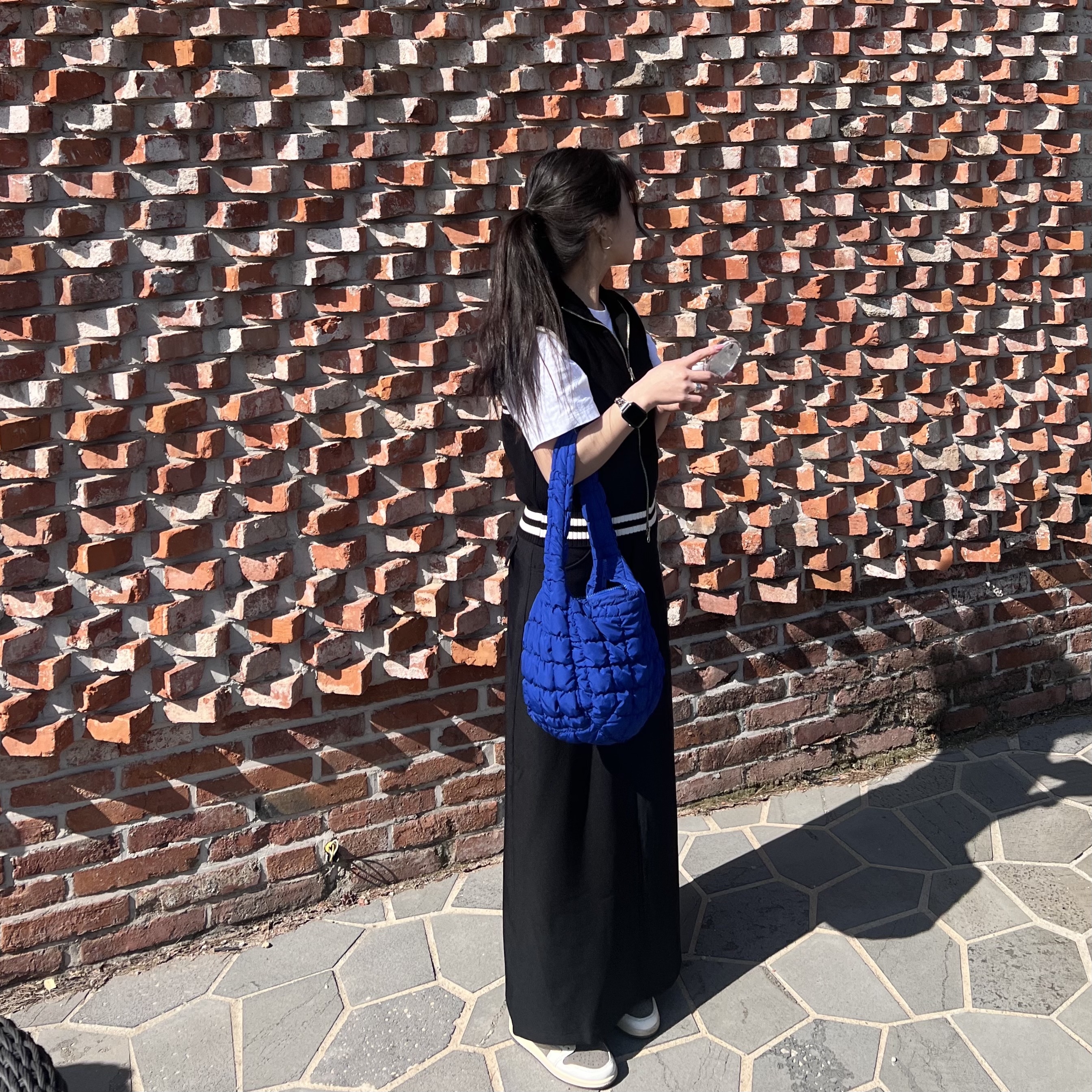 (W) Matin Kim Spell Point Stripe Knit Vest Black, COS Quilted Mini Bag Blue 착용 스타일 - 3