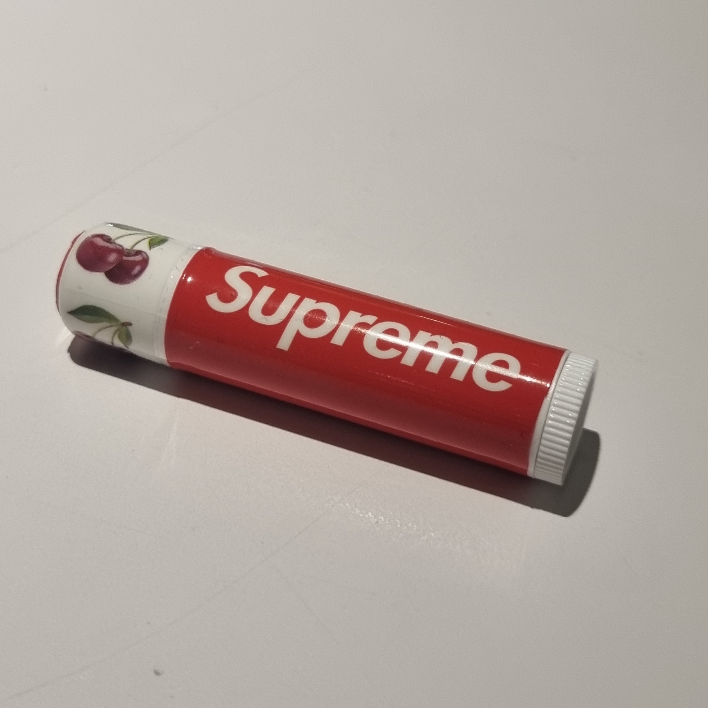 Supreme Chapstick Red (3 Pack) 착용 스타일