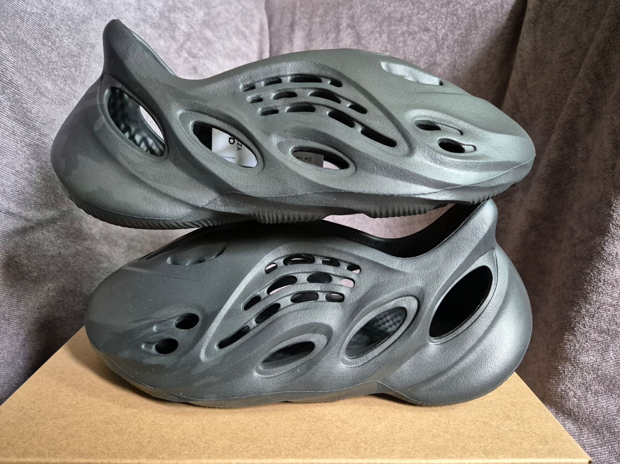 Adidas Yeezy Foam RNNR Onyx 착용 스타일 - 1