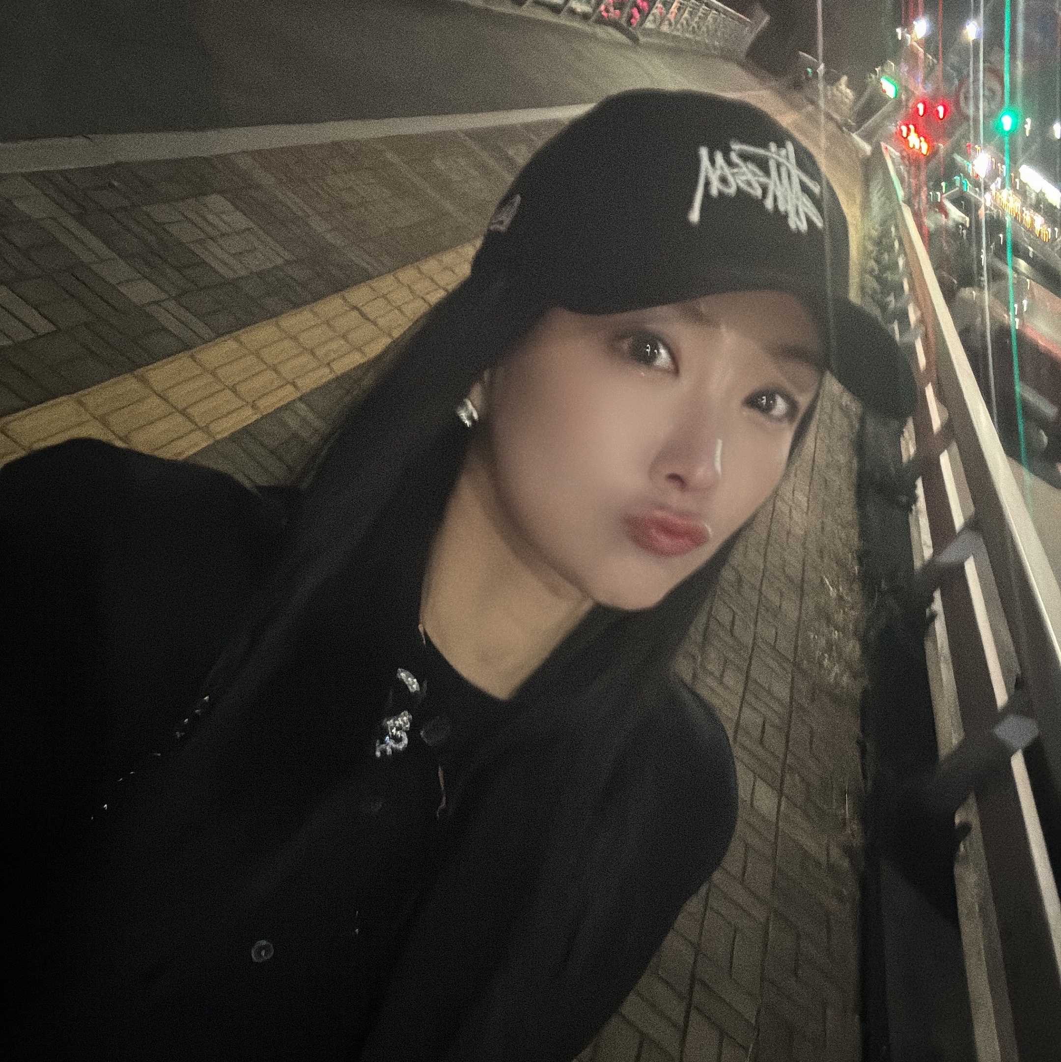 Stussy Basic New Era 9Twenty Basic Strapback Black, Chanel Small Gabrielle Backpack Aged Calfskin & Gold Silver White Black 착용 스타일 - 2