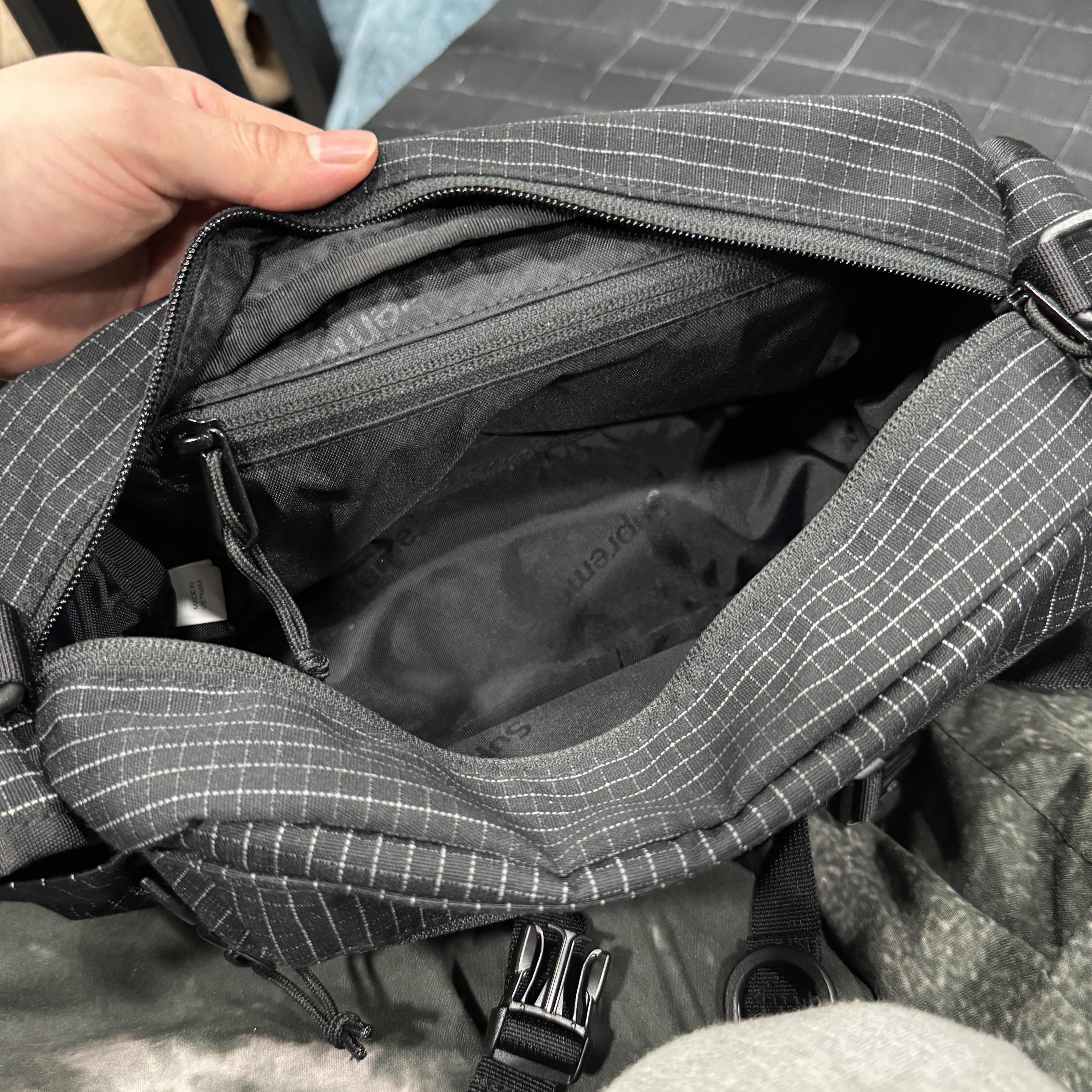 Supreme Mini Duffle Bag Black - 24SS, Supreme Hav-A-Hank Bandanas Multicolor (Set of 3) - 24SS 착용 스타일 - 5