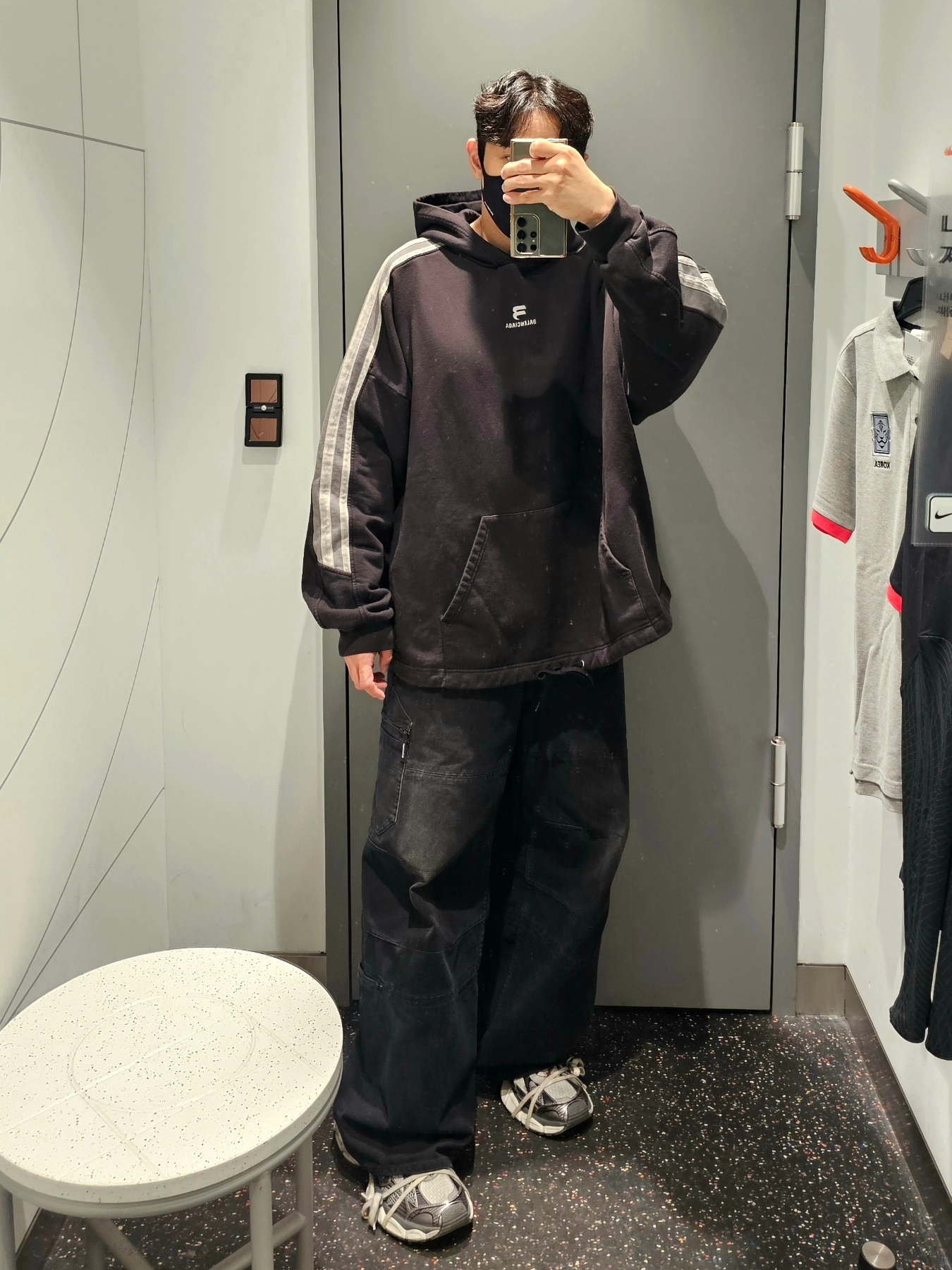 Balenciaga Cargo Pants Faded Black, Balenciaga 3XL Sneakers Grey White Red 착용 스타일 - 1