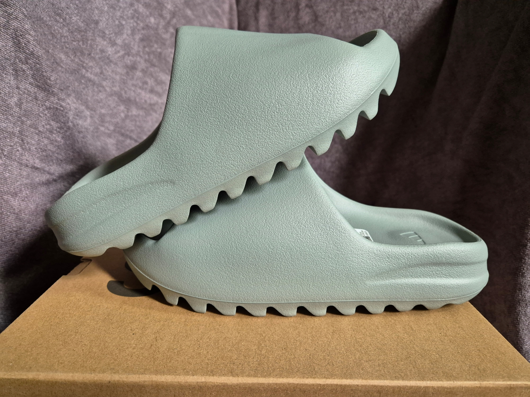 Adidas Yeezy Slide Salt, Adidas Yeezy Slide Dark Onyx 2024 착용 스타일 - 1
