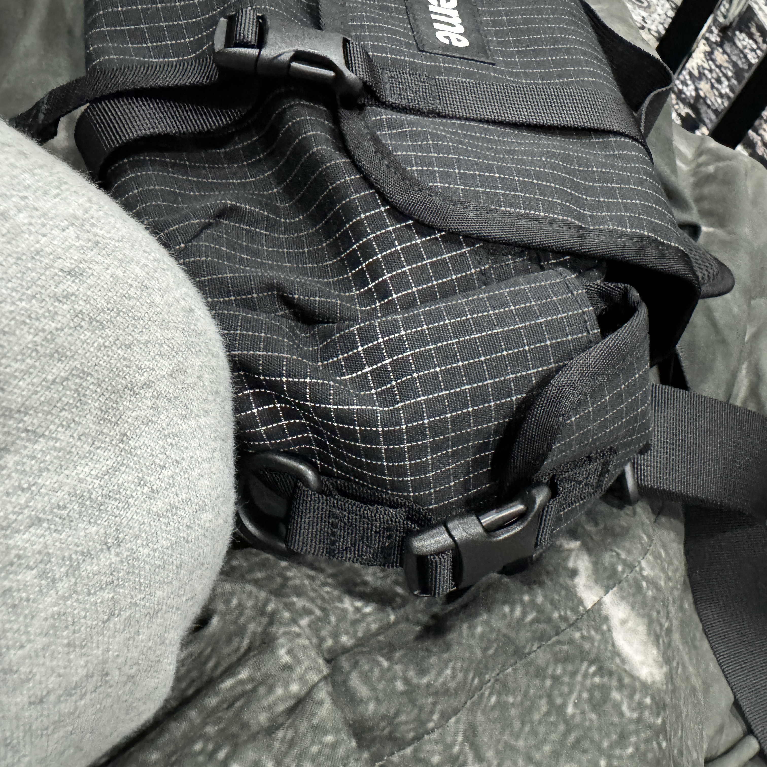 Supreme Mini Duffle Bag Black - 24SS, Supreme Hav-A-Hank Bandanas Multicolor (Set of 3) - 24SS 착용 스타일 - 3