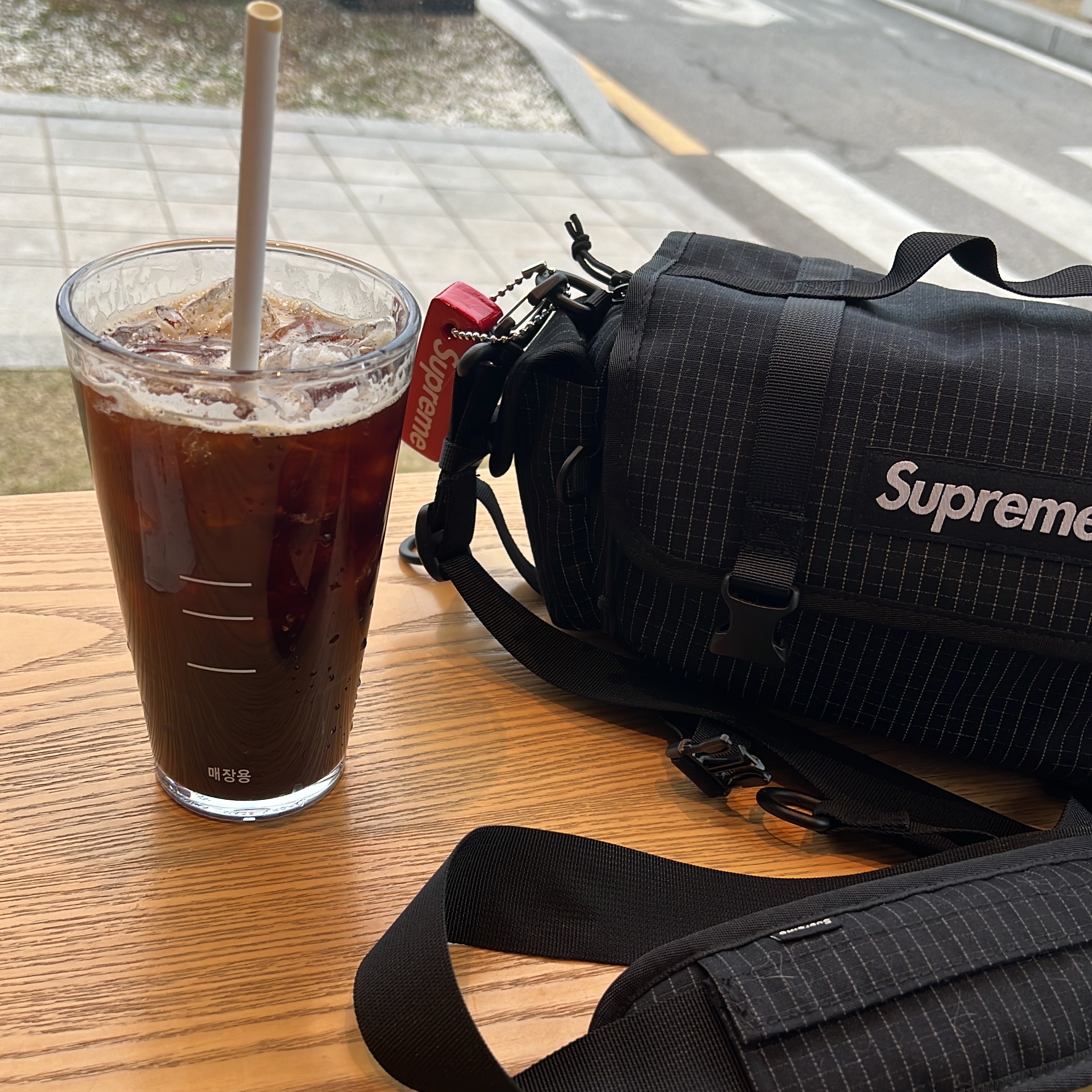 Supreme Mini Duffle Bag Black - 24SS, Supreme Floating Keychain Red - 23FW 착용 스타일