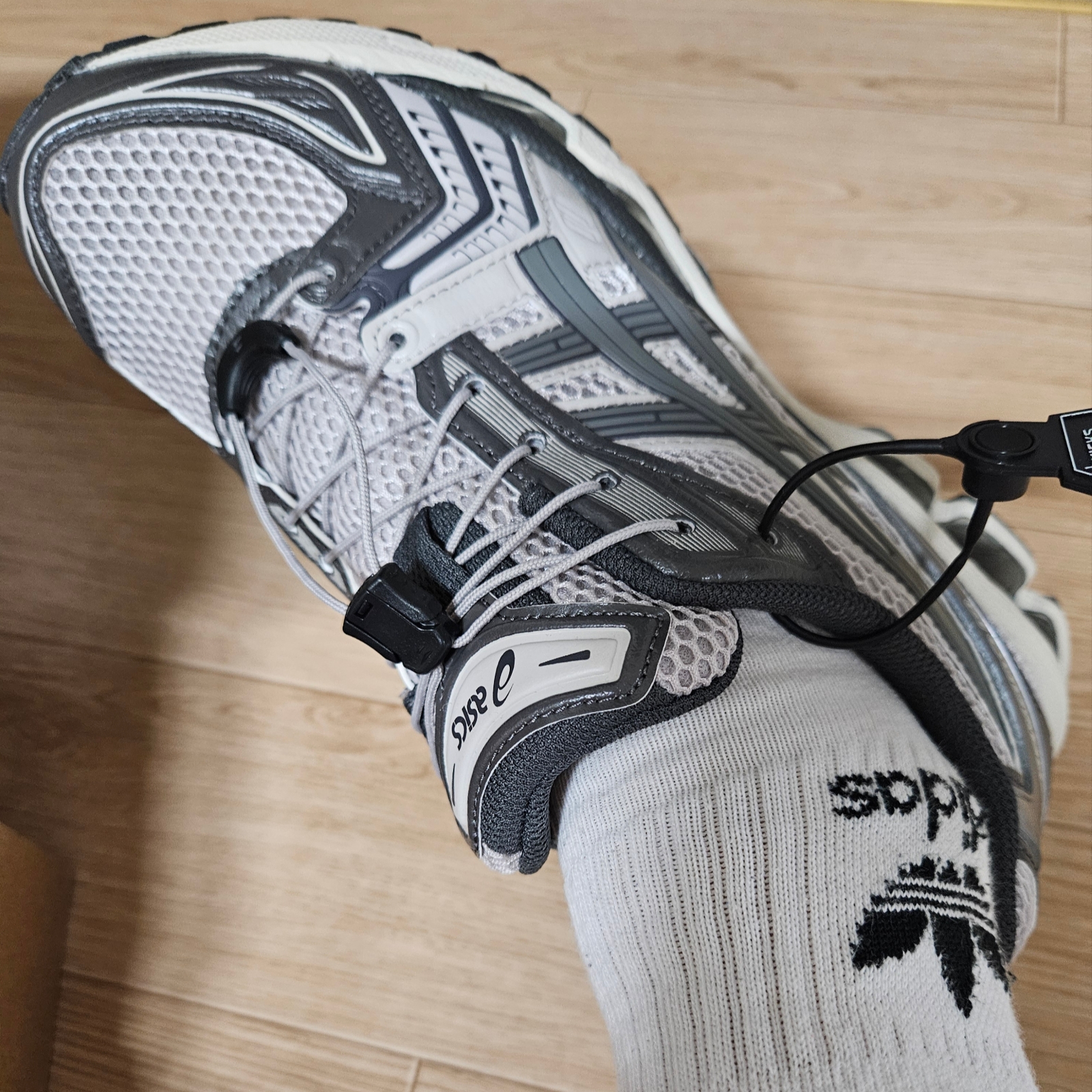 Asics Unlimited Gel-Kayano 14 Oyster Grey Clay Grey 착용 스타일 - 1
