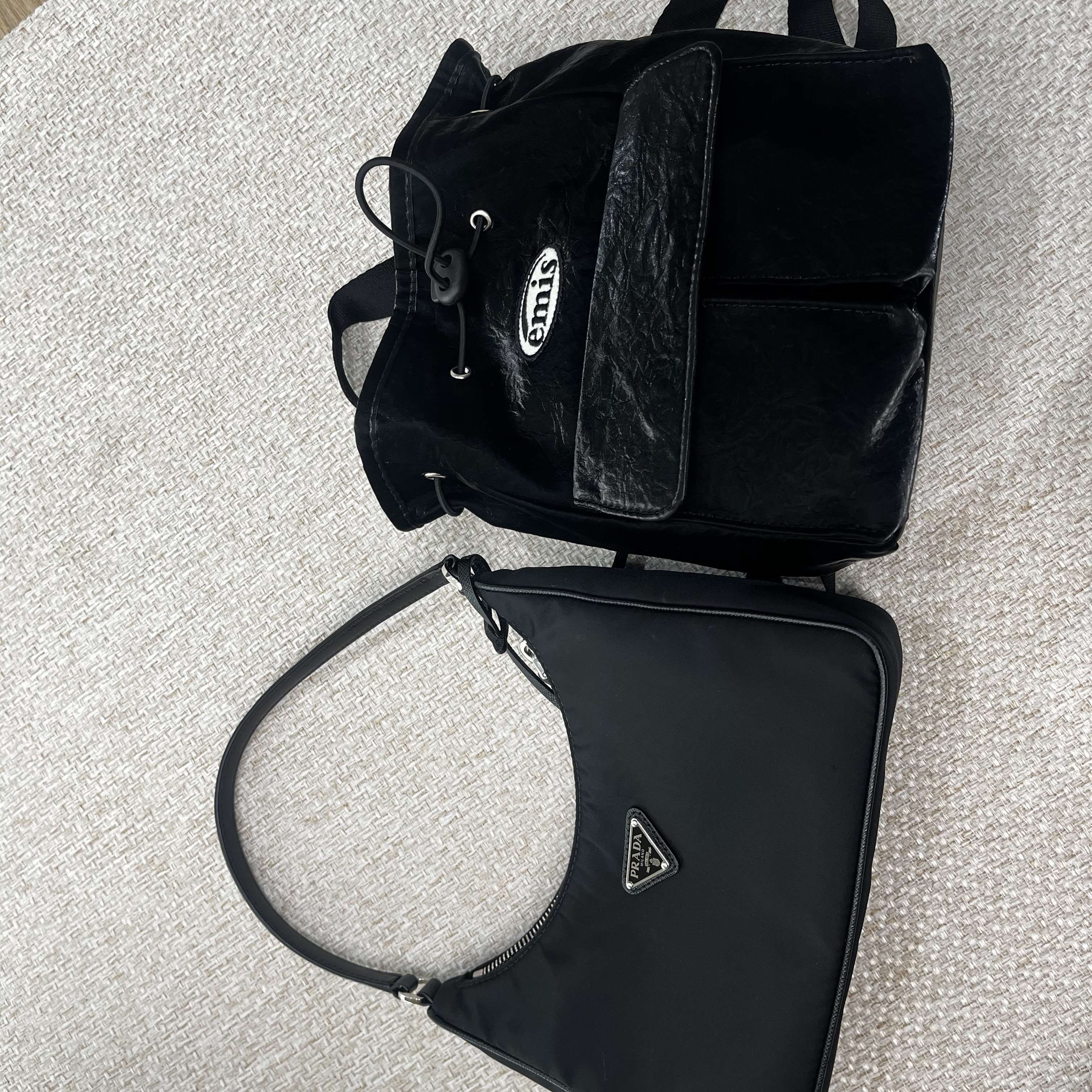 Emis Mini Wappen Pocket Backpack Black 착용 스타일 - 3
