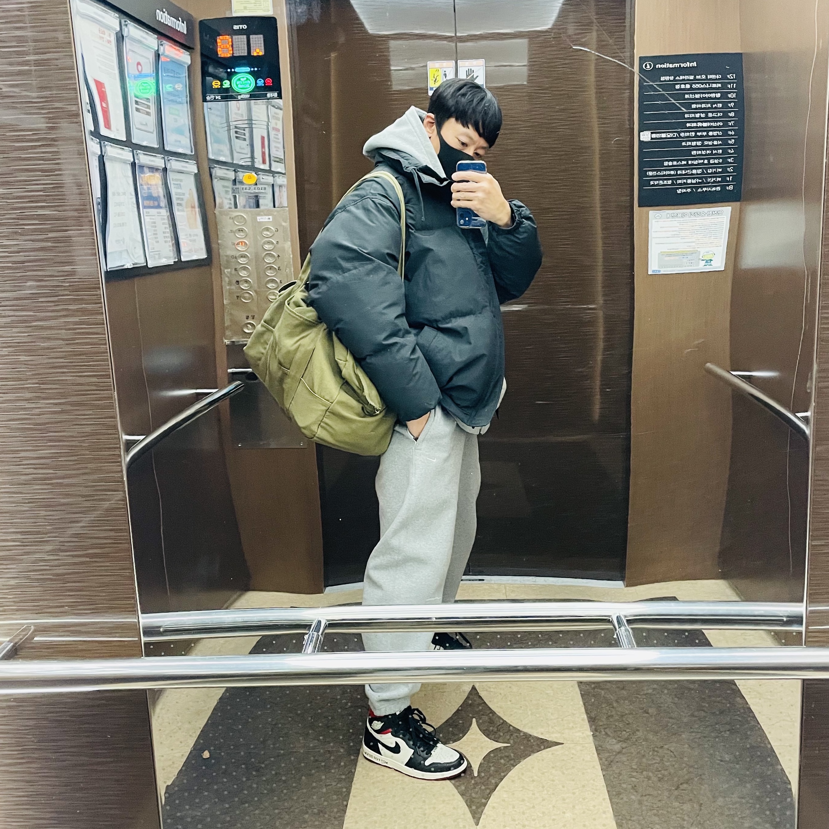 Jordan 1 Retro High Not for Resale Varsity Red, Nike NRG Solo Swoosh Full Zip Hoodie Dark Grey Heather - US/EU 착용 스타일
