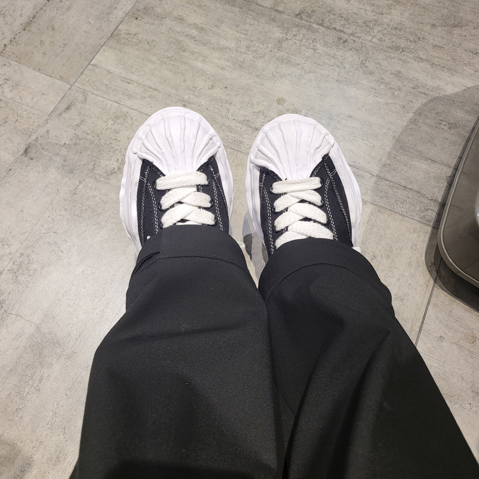 Maison Mihara Yasuhiro Blakey OG Sole Canvas Low-top Sneakers Black White 착용 스타일 - 1