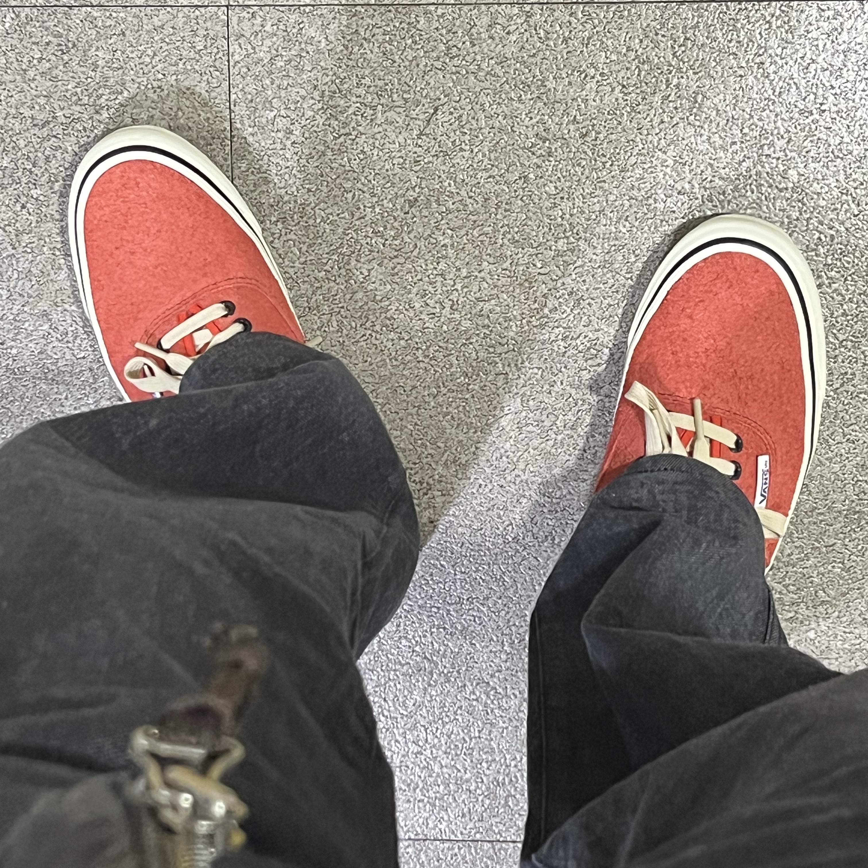 Vans Vault x Julian Klincewicz OG Authentic SP LX Hairy Suede Cherry Tomato 착용 스타일