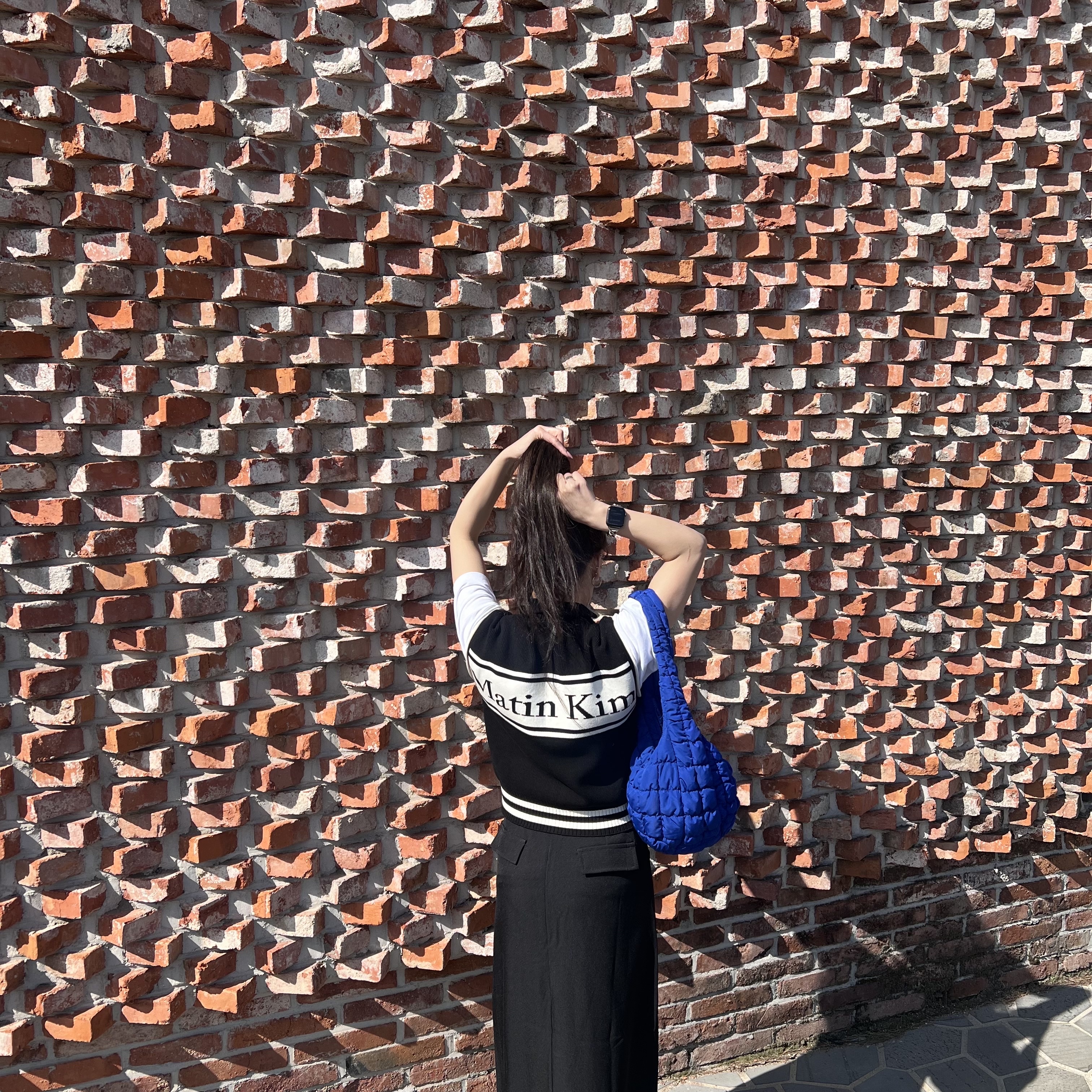 (W) Matin Kim Spell Point Stripe Knit Vest Black, COS Quilted Mini Bag Blue 착용 스타일 - 1
