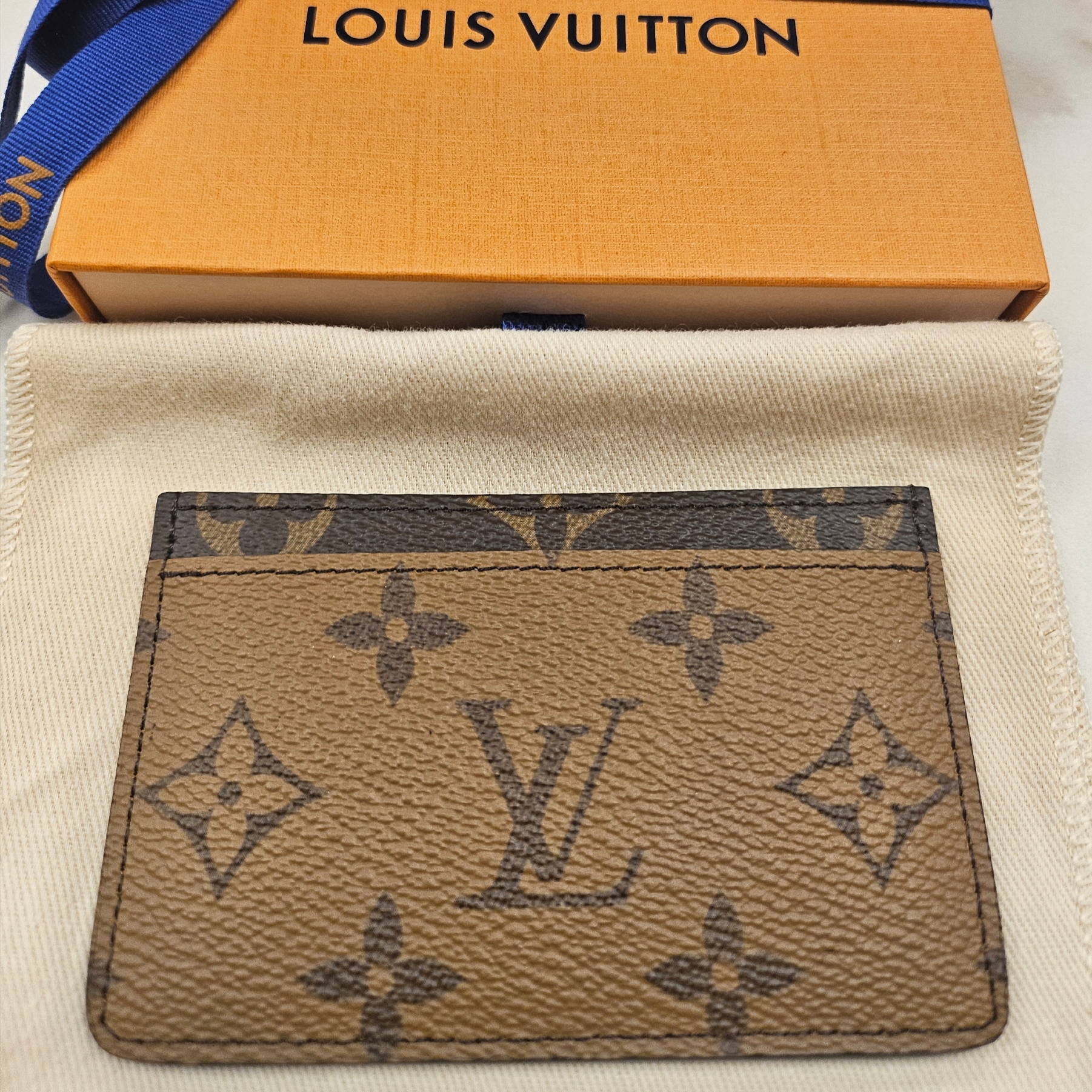 Louis Vuitton Card Holder Monogram and Monogram Reversed 착용 스타일 - 2