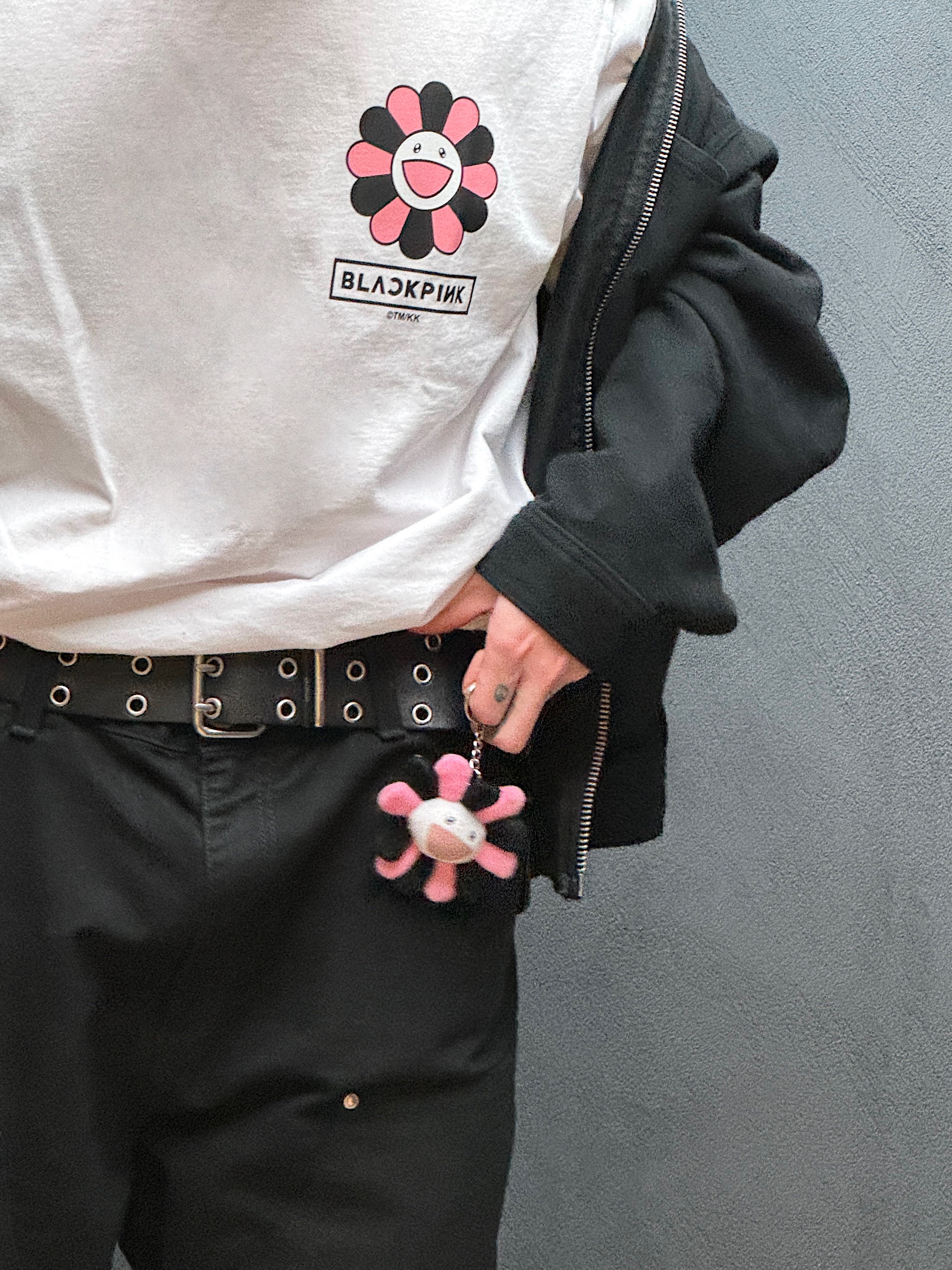 Kaikai Kiki x Blackpink Flower Keychain, Kaikai Kiki x Blackpink Pandakashi Dreams T-Shirt White 착용 스타일 - 5