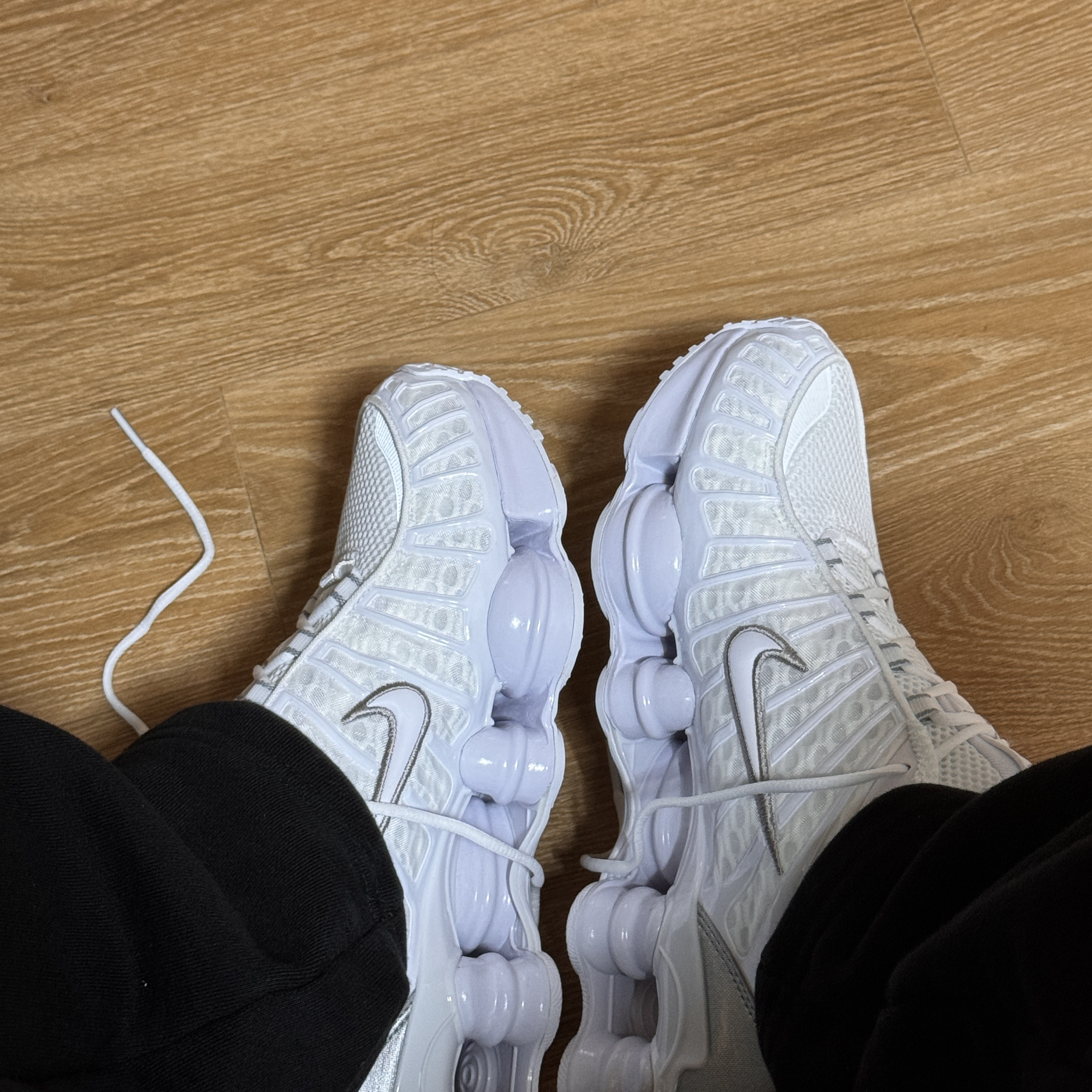 (W) Nike Shox TL White and Max Orange 착용 스타일