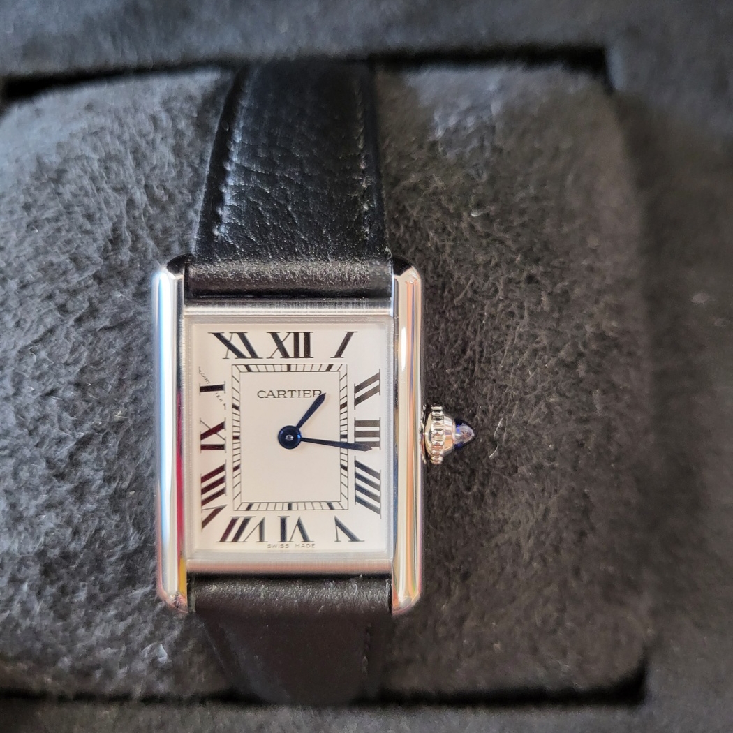 Cartier Tank Must Watch Small Quartz Steel Calfskin Black 착용 스타일 - 3