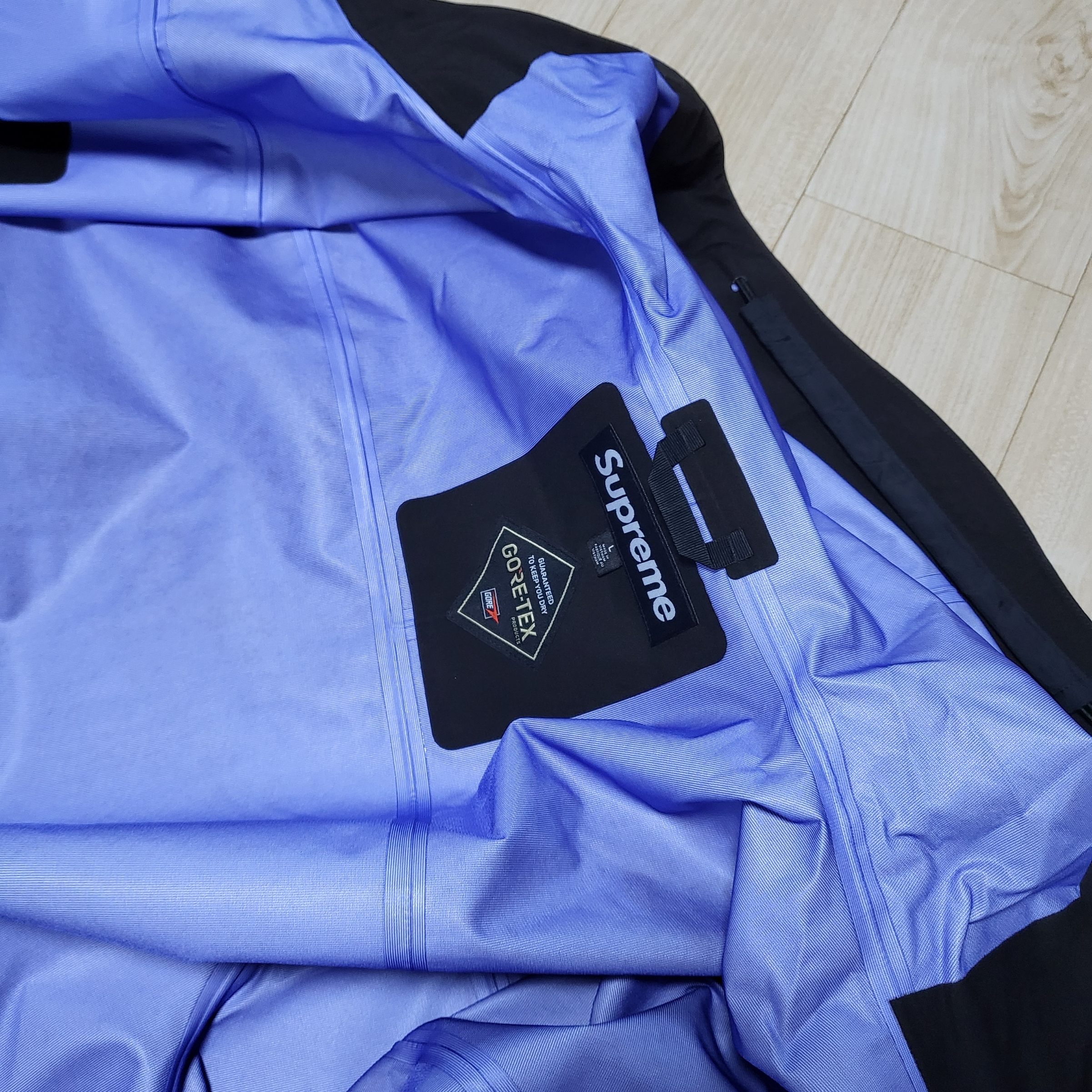 Supreme Gore-Tex Taped Seam Shell Jacket Black - 24SS 착용 스타일 - 4