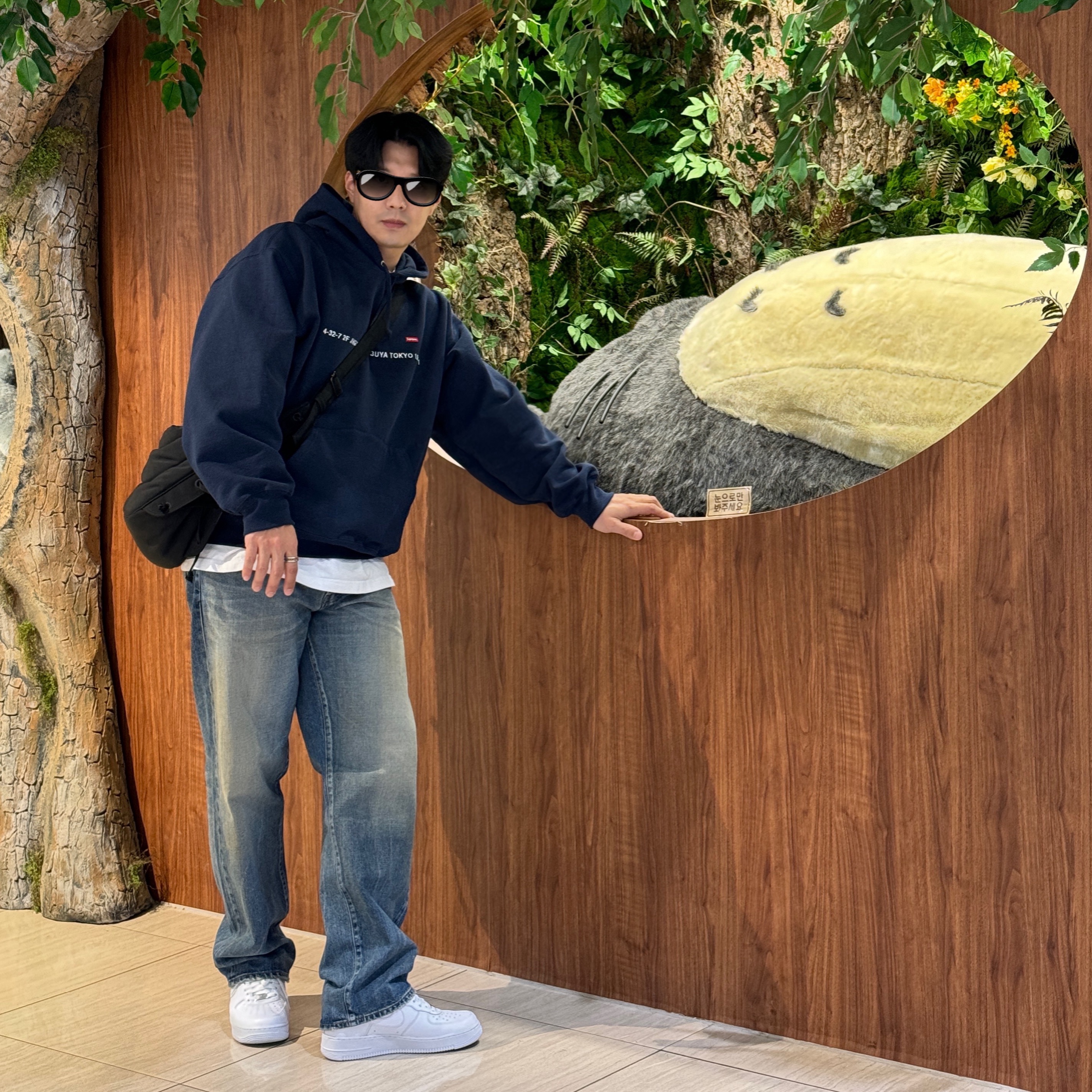 Supreme Tokyo Shop Small Box Hooded Sweatshirt Navy - 23FW, Nike x Supreme Air Force 1 Low White 착용 스타일