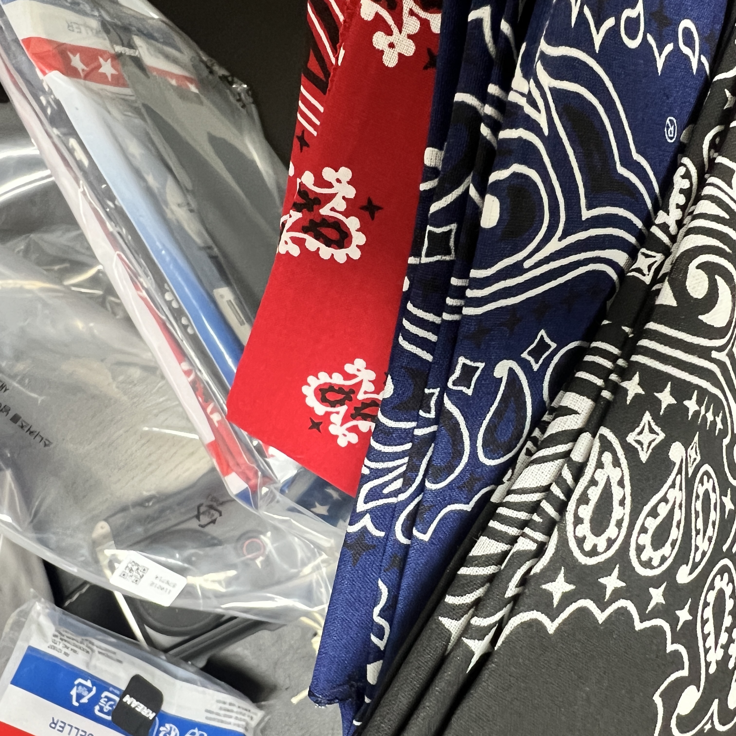 Supreme Hav-A-Hank Bandanas Multicolor (Set of 3) - 24SS 착용 스타일 - 1