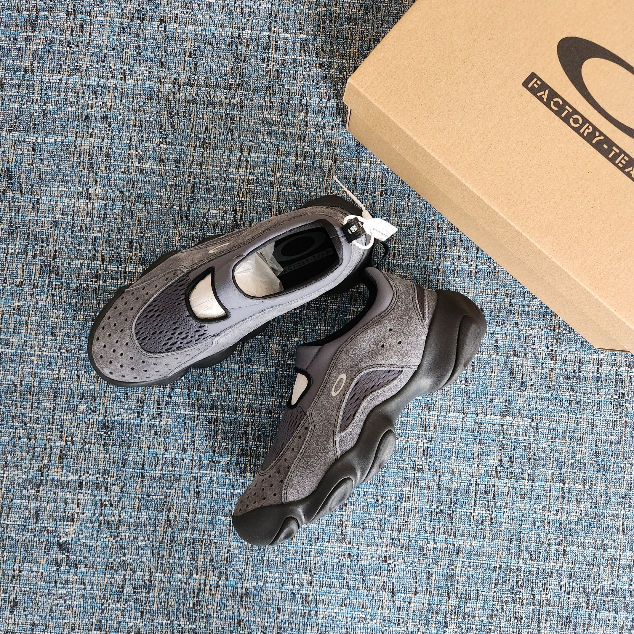 Oakley Factory Team x Brain Dead Flesh Sandal Asphalt 착용 스타일