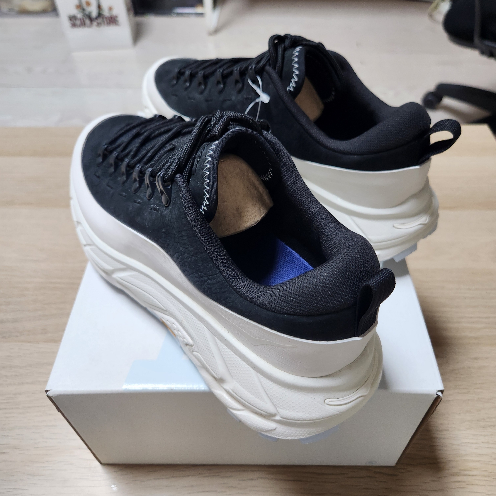 Hoka x Hidden Characters Tor Summit 2 Snow White Black 착용 스타일 - 3