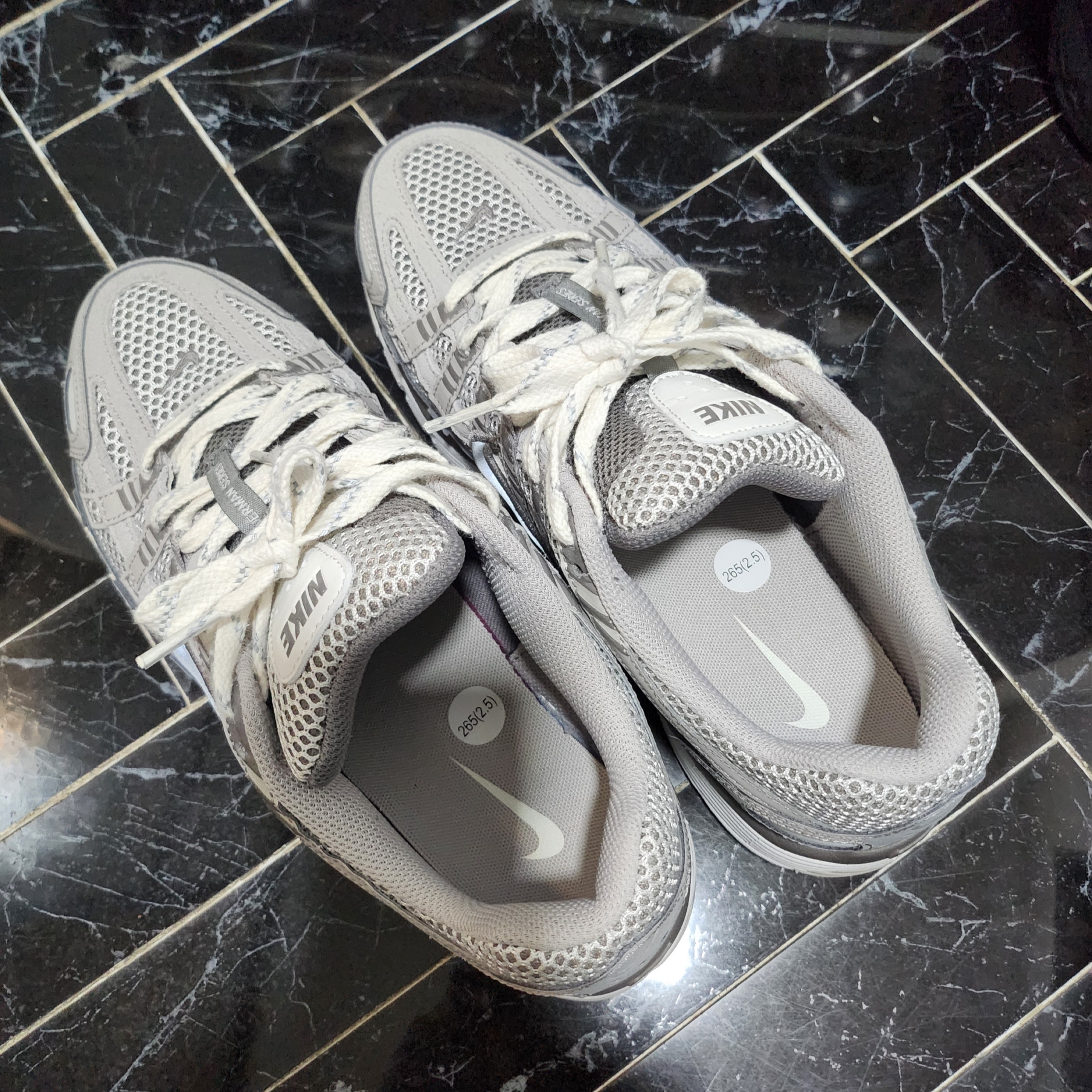Nike P-6000 PRM Light Iron Ore 착용 스타일 - 2