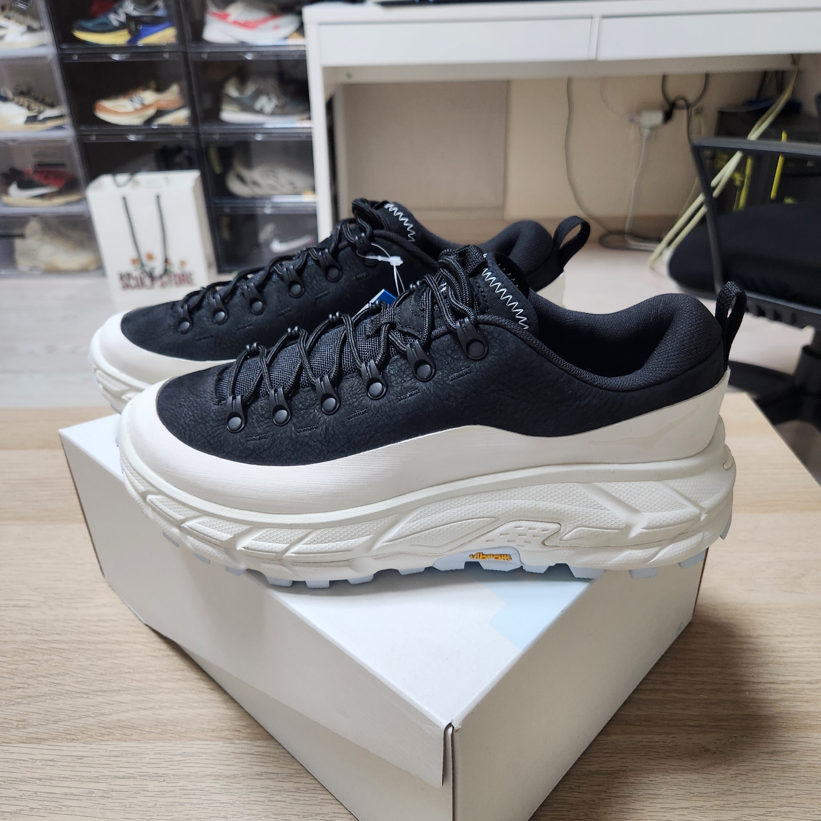 Hoka x Hidden Characters Tor Summit 2 Snow White Black 착용 스타일 - 2