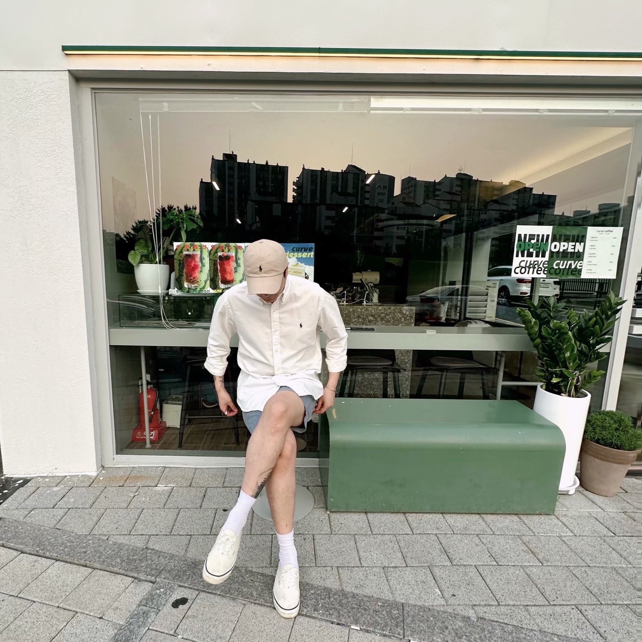 Vans Authentic 44 DX Anaheim Factory Classic White, [30% 적립] Polo Ralph Lauren Classic Fit Garment Dyed Oxford Shirt White 착용 스타일