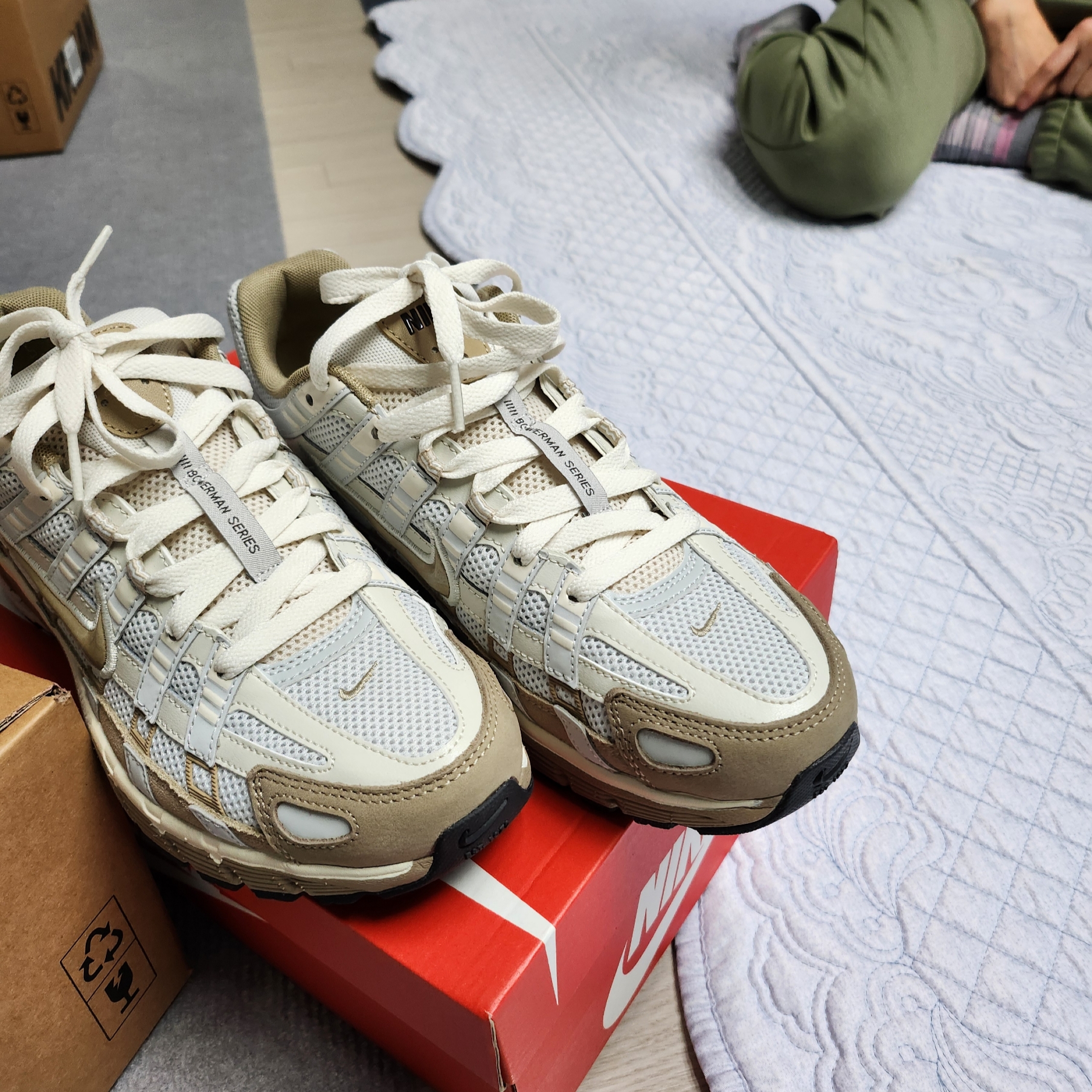 Nike P-6000 PRM Hangul Day Photon Dust Khaki 착용 스타일 - 1