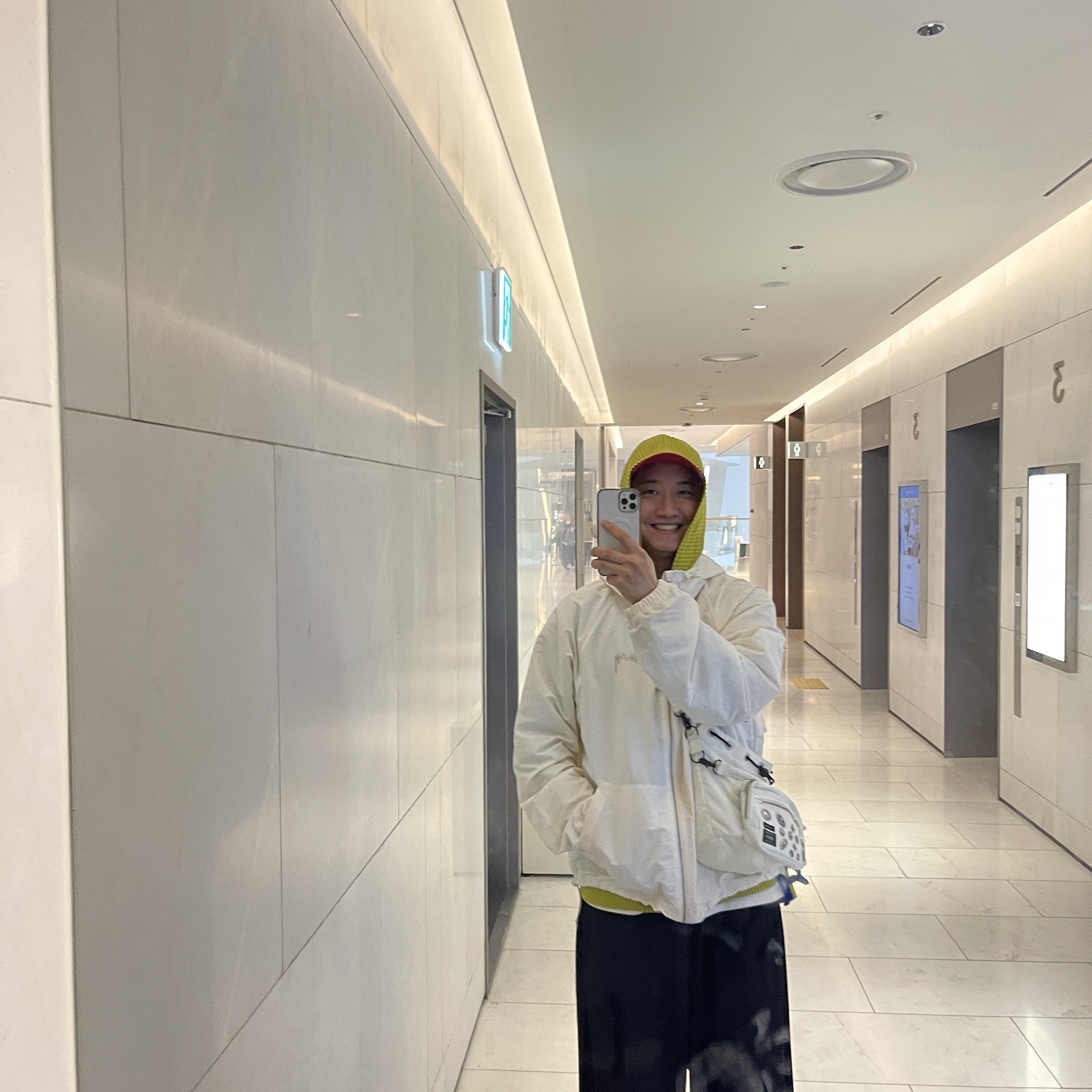 Kaws Tokyo First Companion Keychain Grey, Stussy Wave Dye Beach Shell Jacket Bone 착용 스타일 - 2