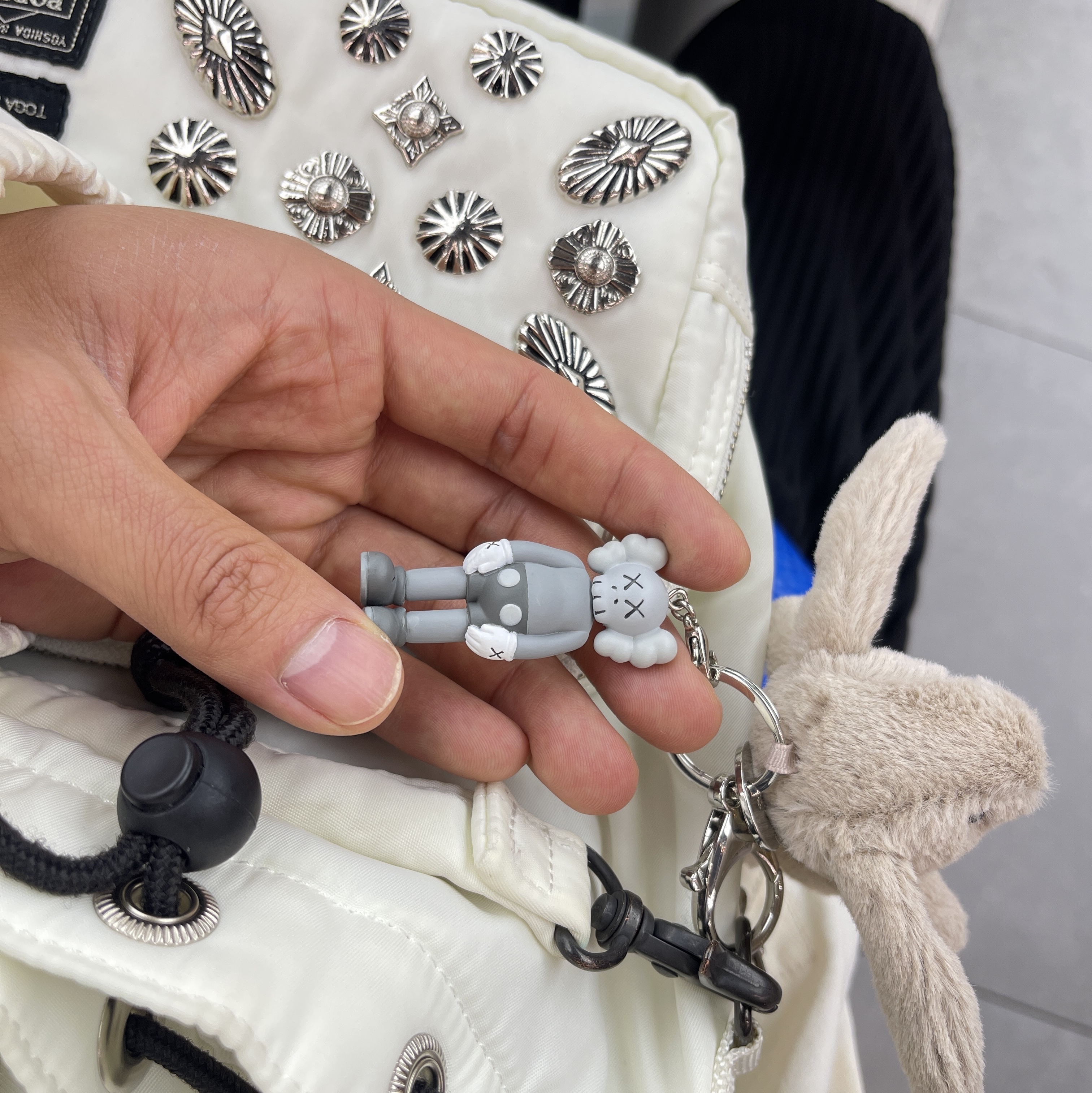 Kaws Tokyo First Companion Keychain Grey, Stussy Wave Dye Beach Shell Jacket Bone 착용 스타일 - 1