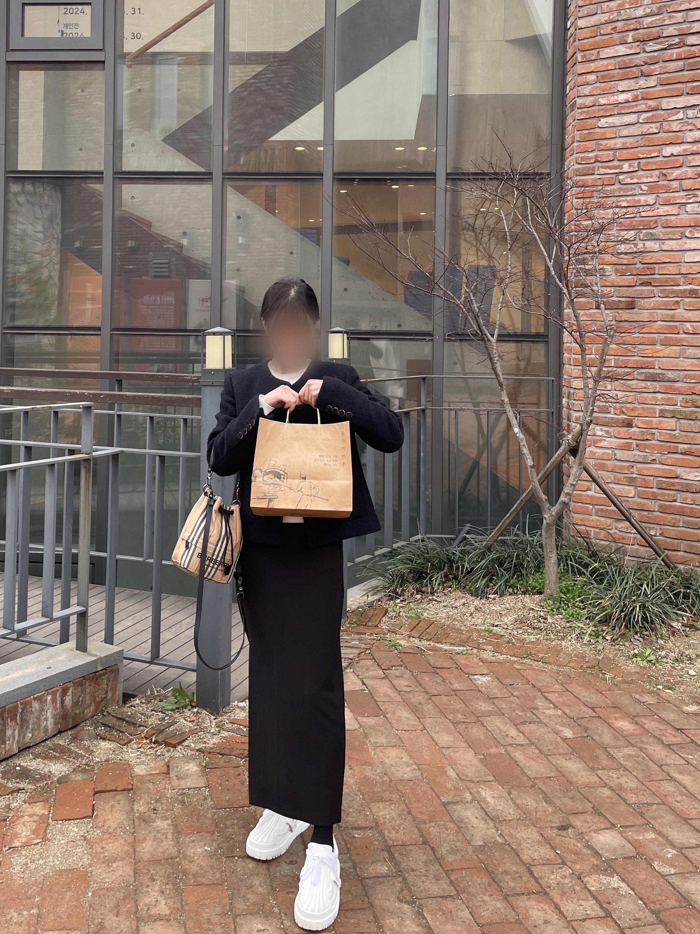 (W) Dior-ID Calfskin & Rubber Sneakers White, Burberry Icon Stripe Econyl Drawcord Pouch Archive Beige 착용 스타일 - 1
