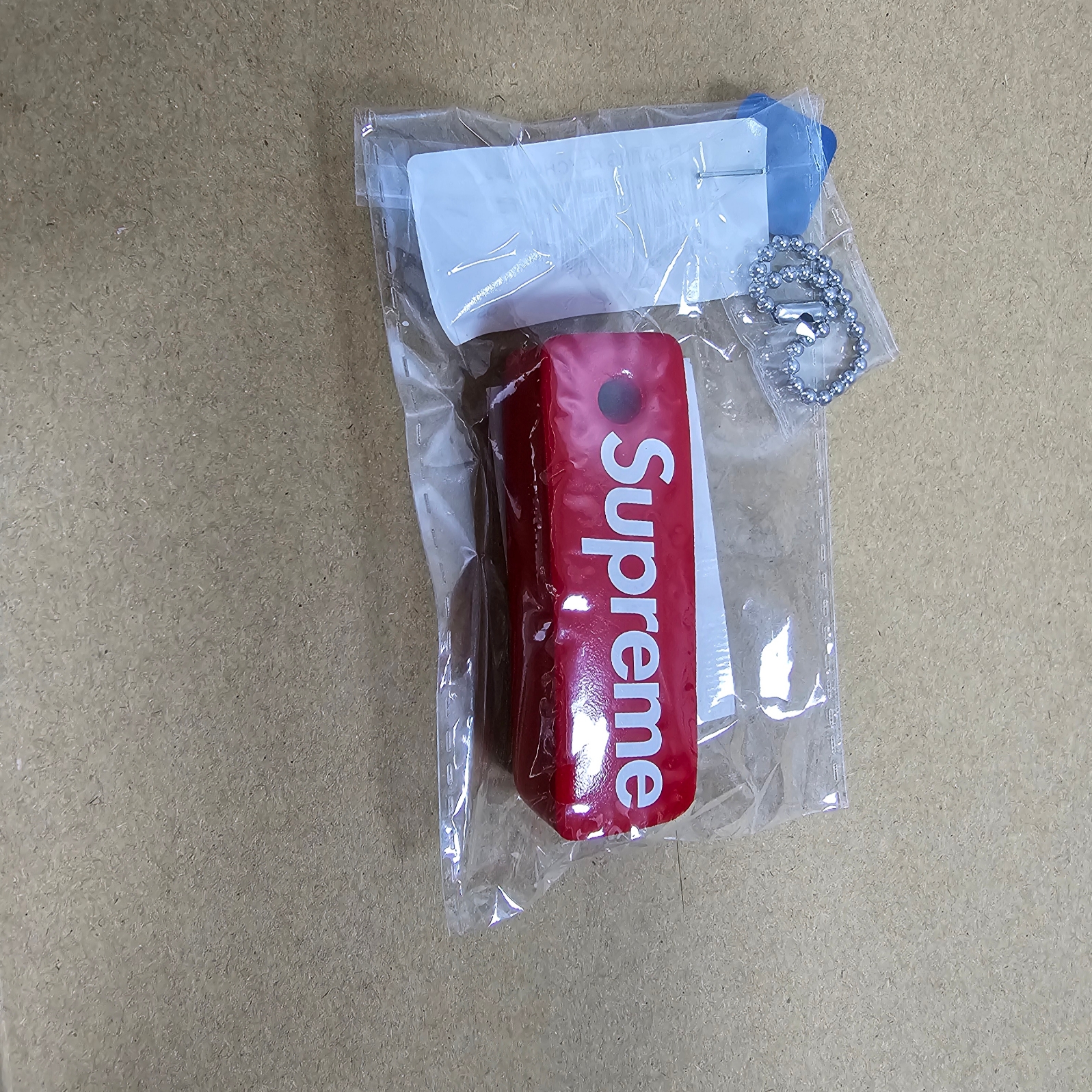 Supreme Floating Keychain Red - 23FW 착용 스타일