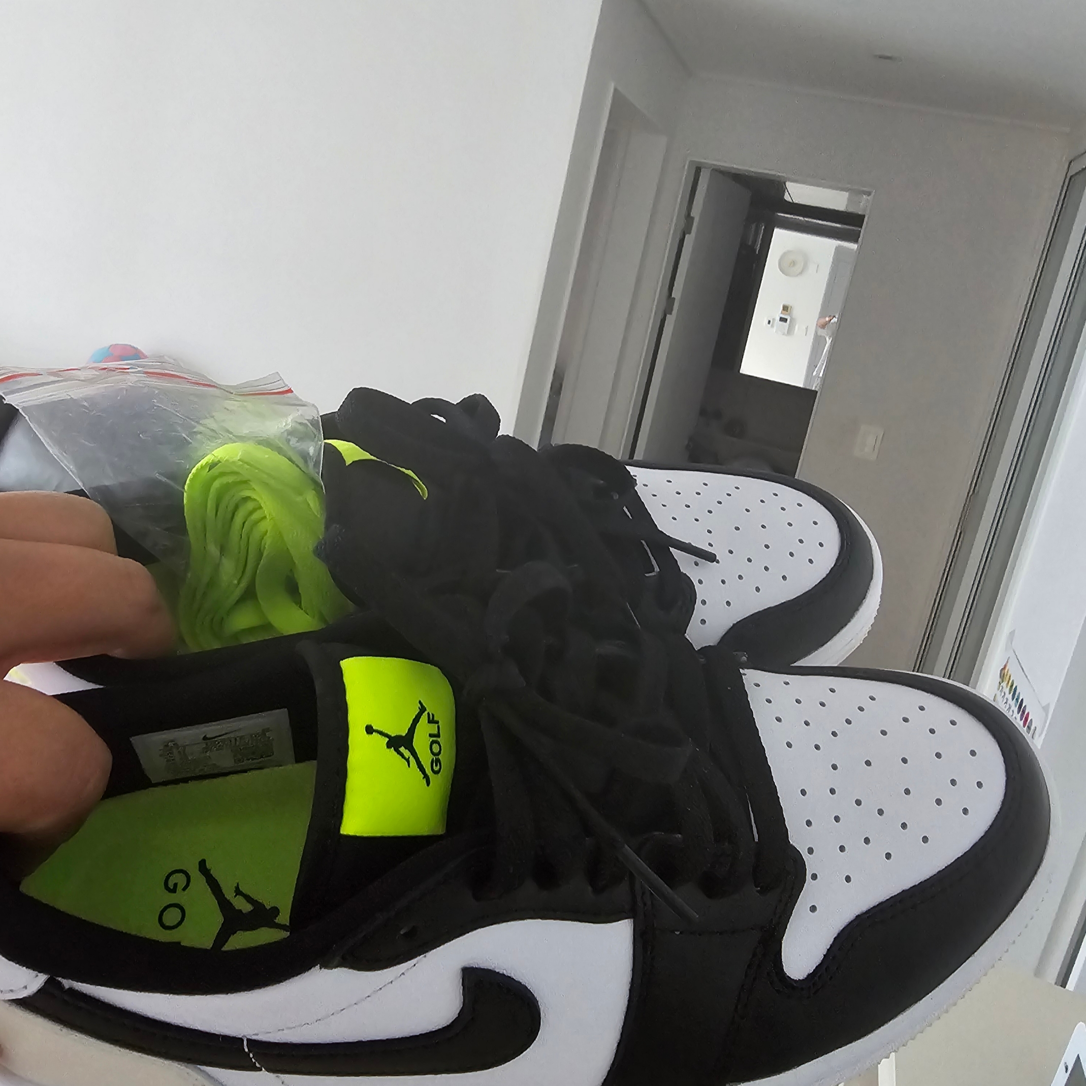 Jordan 1 Low Golf Black White and Volt 착용 스타일 - 1