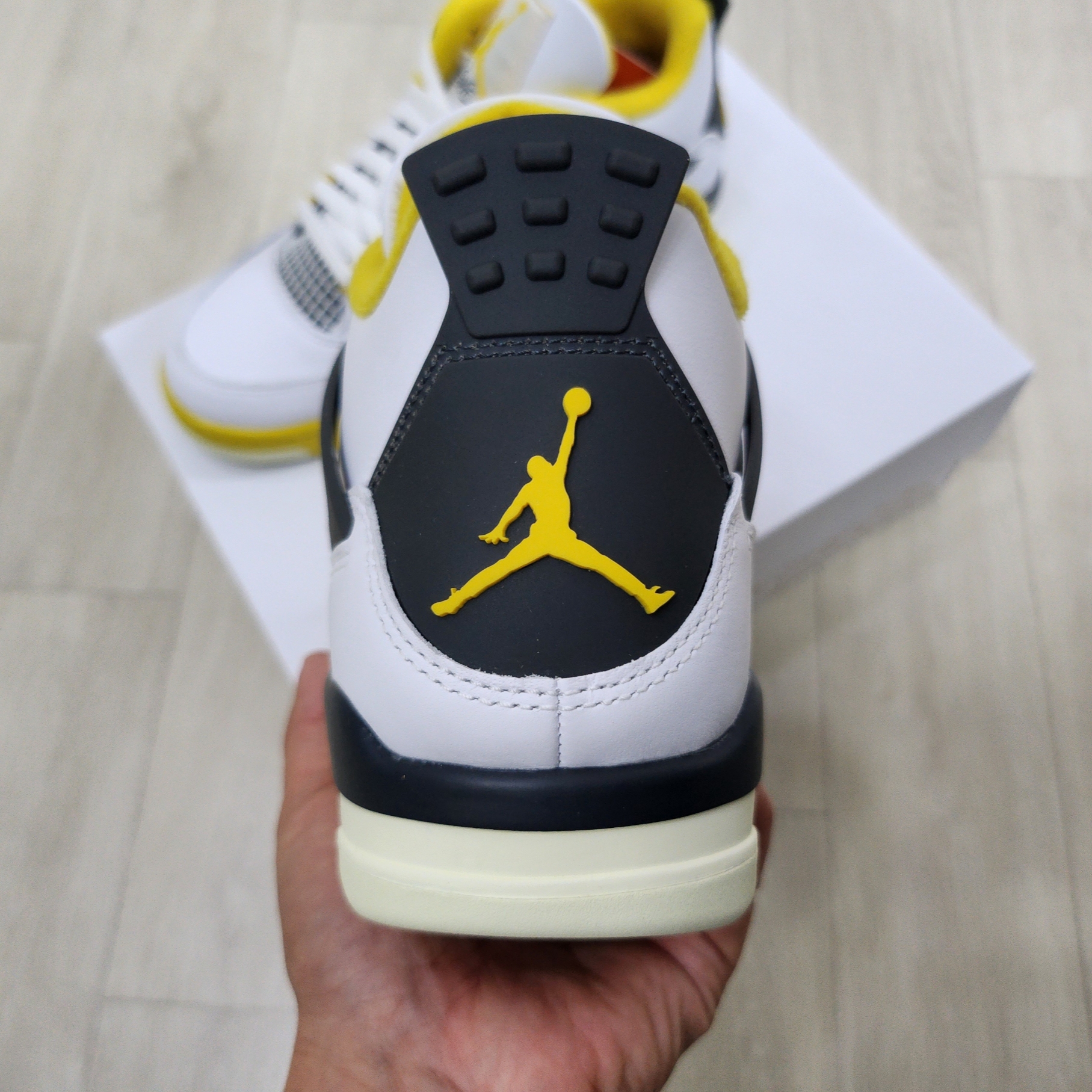 (W) Jordan 4 Retro Vivid Sulfur 착용 스타일 - 3