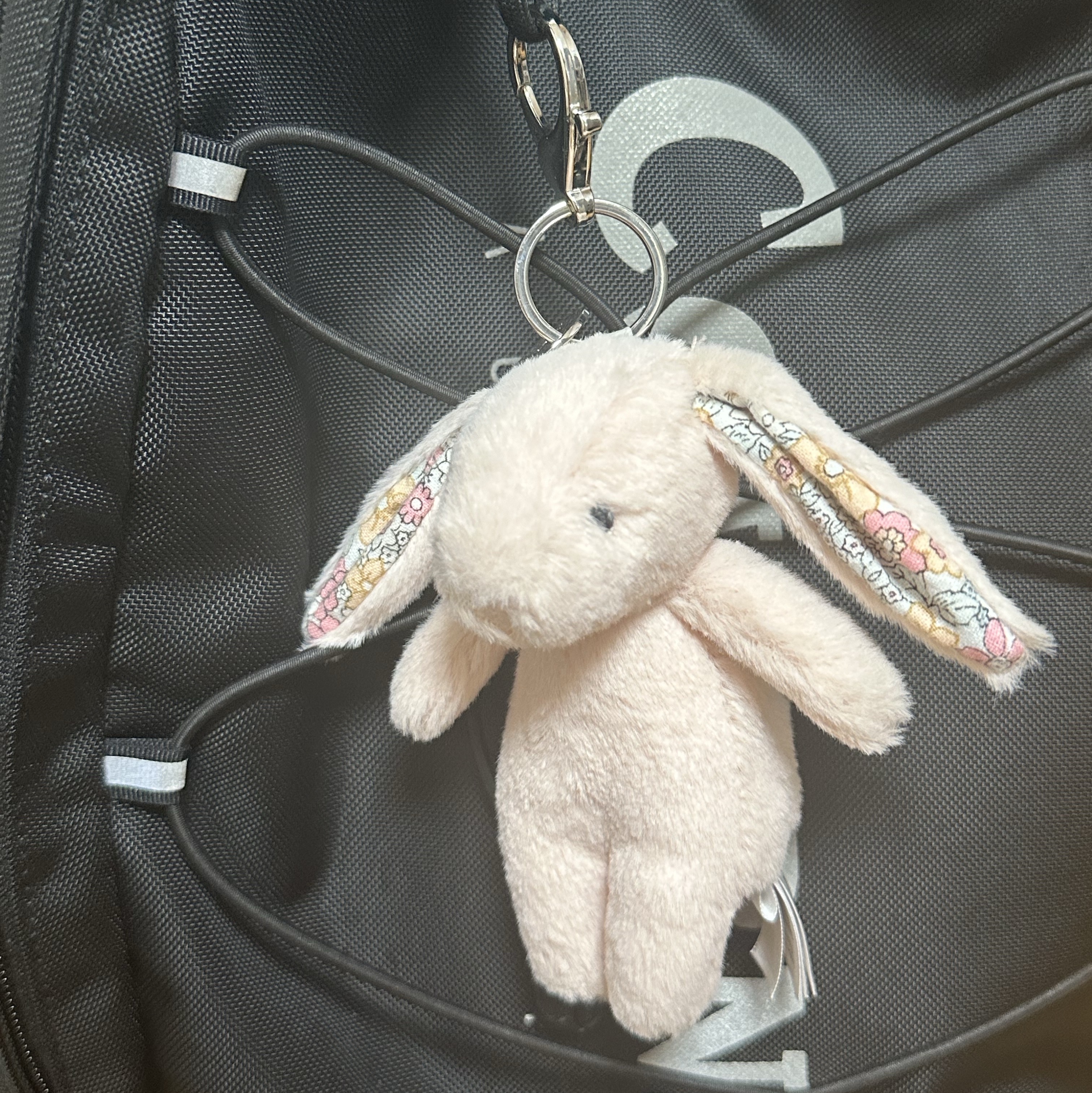 Jellycat Blossom Bunny Bag Charm Blush 착용 스타일