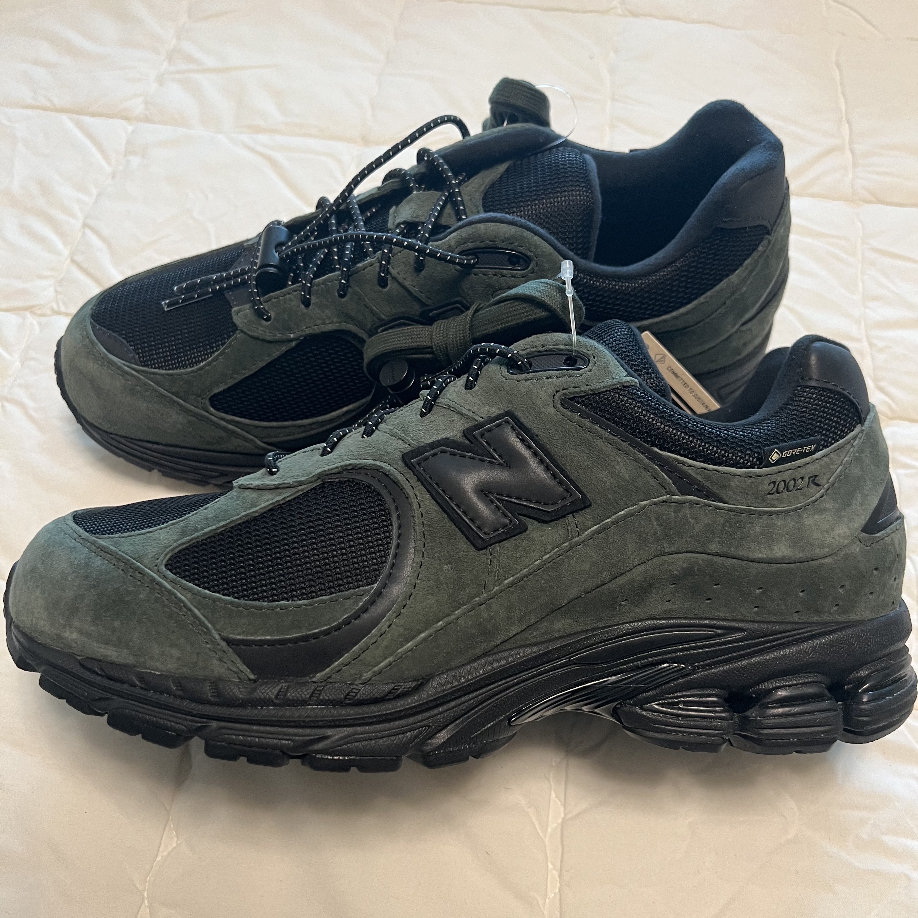 New Balance x JJJJound 2002R Gore-Tex Pine 착용 스타일 - 1
