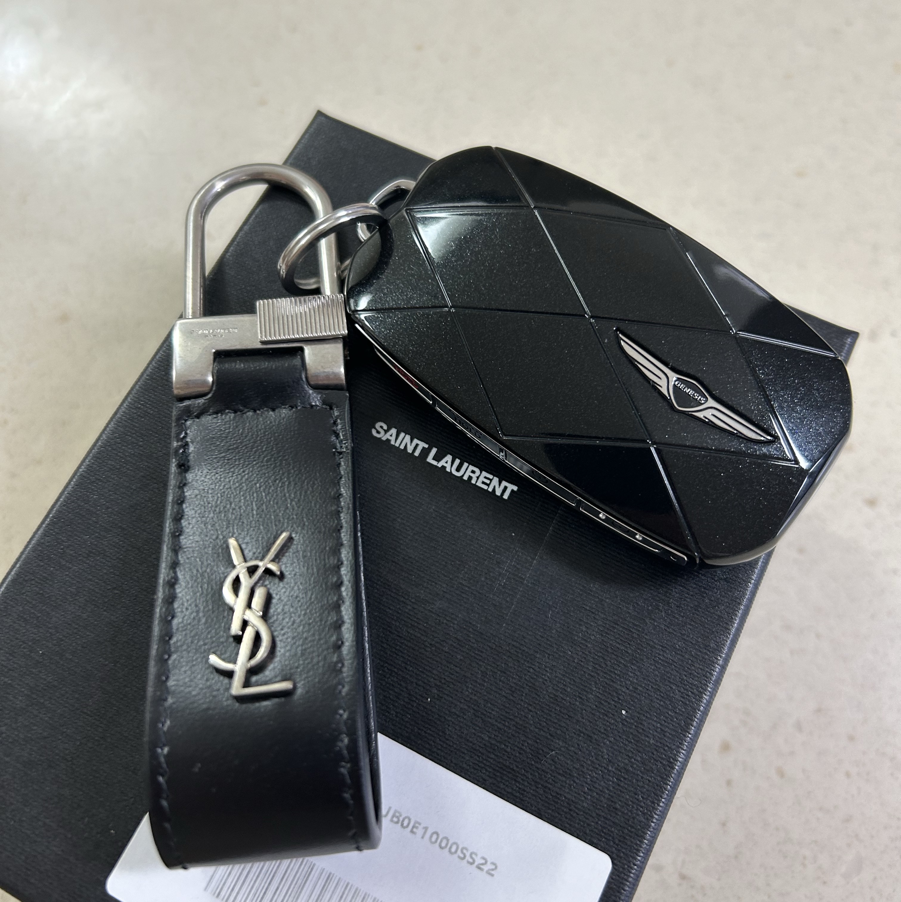 Saint Laurent Tiny Cassandre Keyring in Shiny Leather Black 착용 스타일