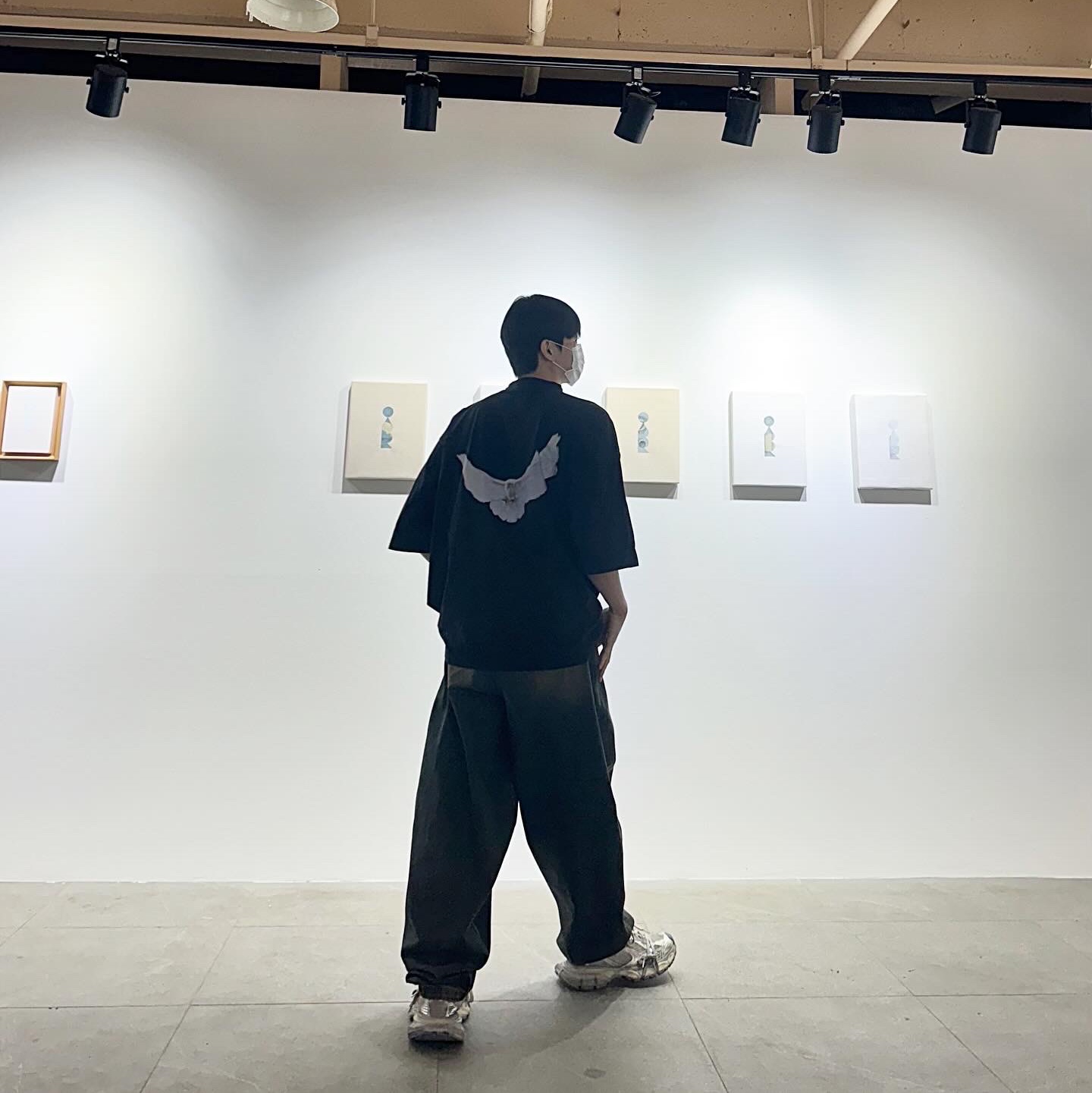 Balenciaga 3XL Sneakers Light Beige, Yeezy Gap Engineered By Balenciaga Dove 3/4 Sleeve T-Shirt Black 착용 스타일 - 2