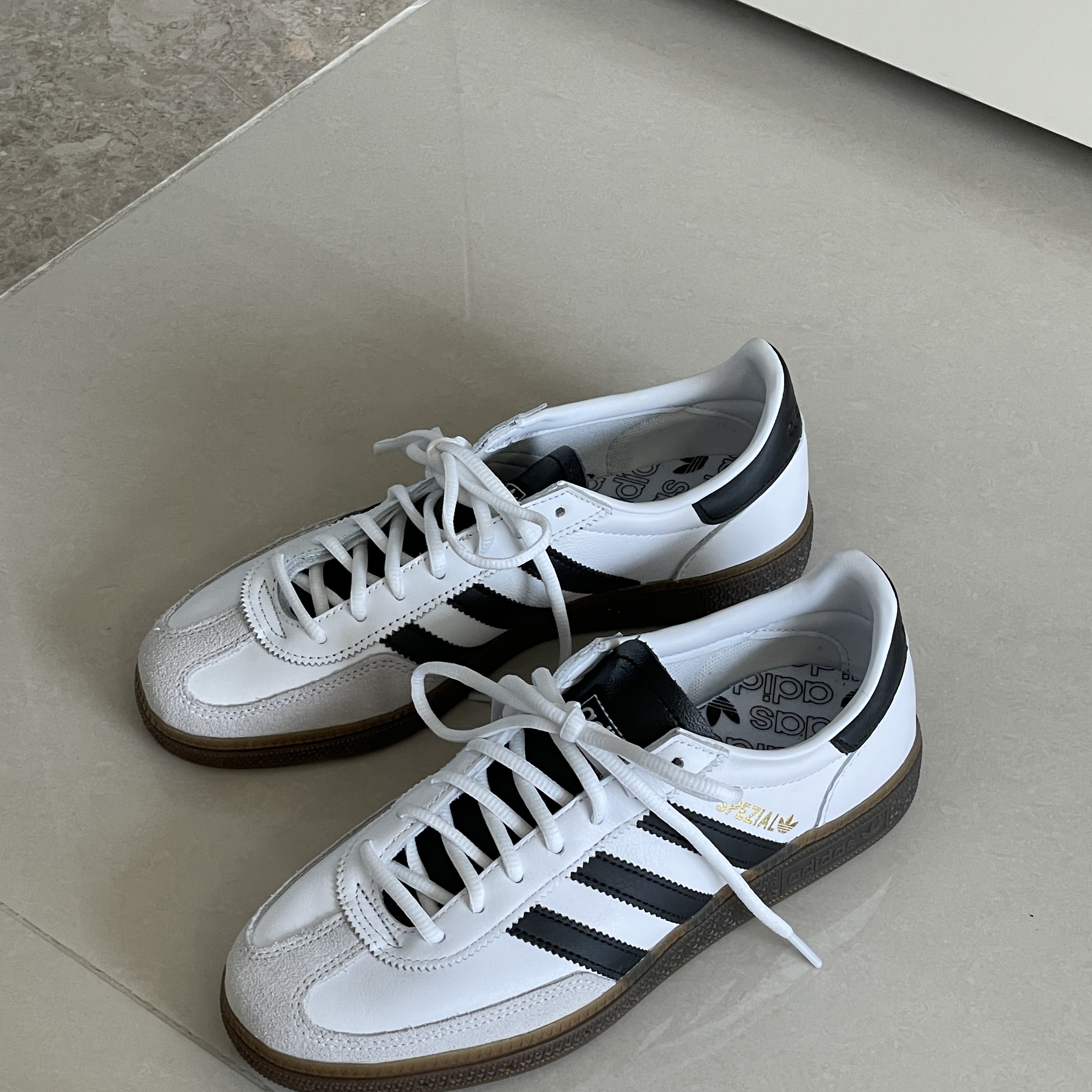 Adidas Spezial Handball White Core Black 착용 스타일