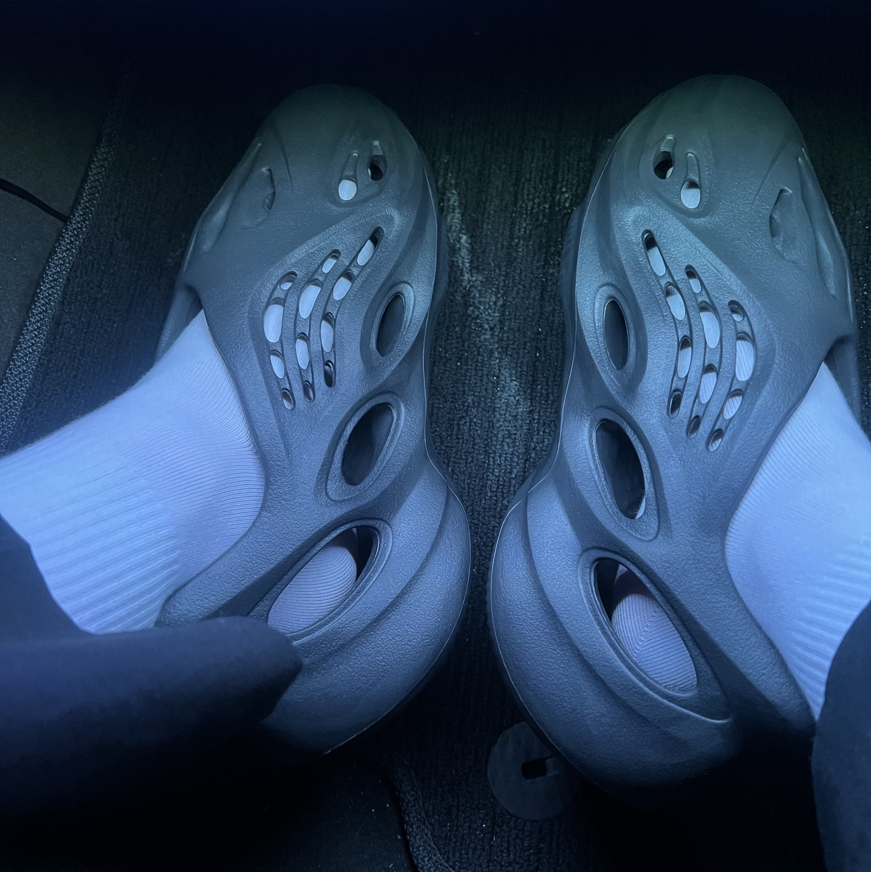 Adidas Yeezy Foam RNNR Onyx 착용 스타일