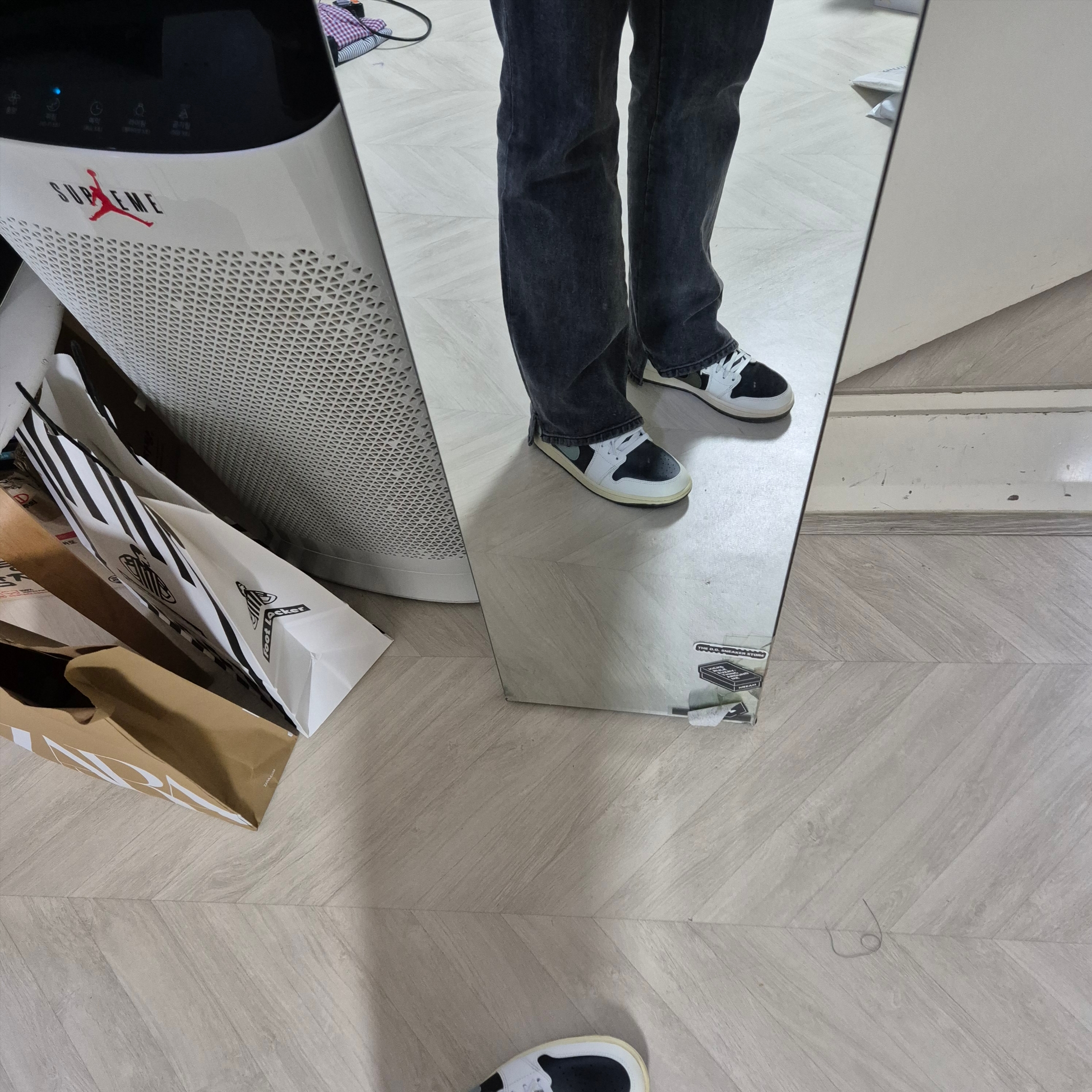 (W) Jordan 1 Low Anthracite Sail, (W) Jordan 1 x Travis Scott Retro Low OG SP Medium Olive 착용 스타일 - 2