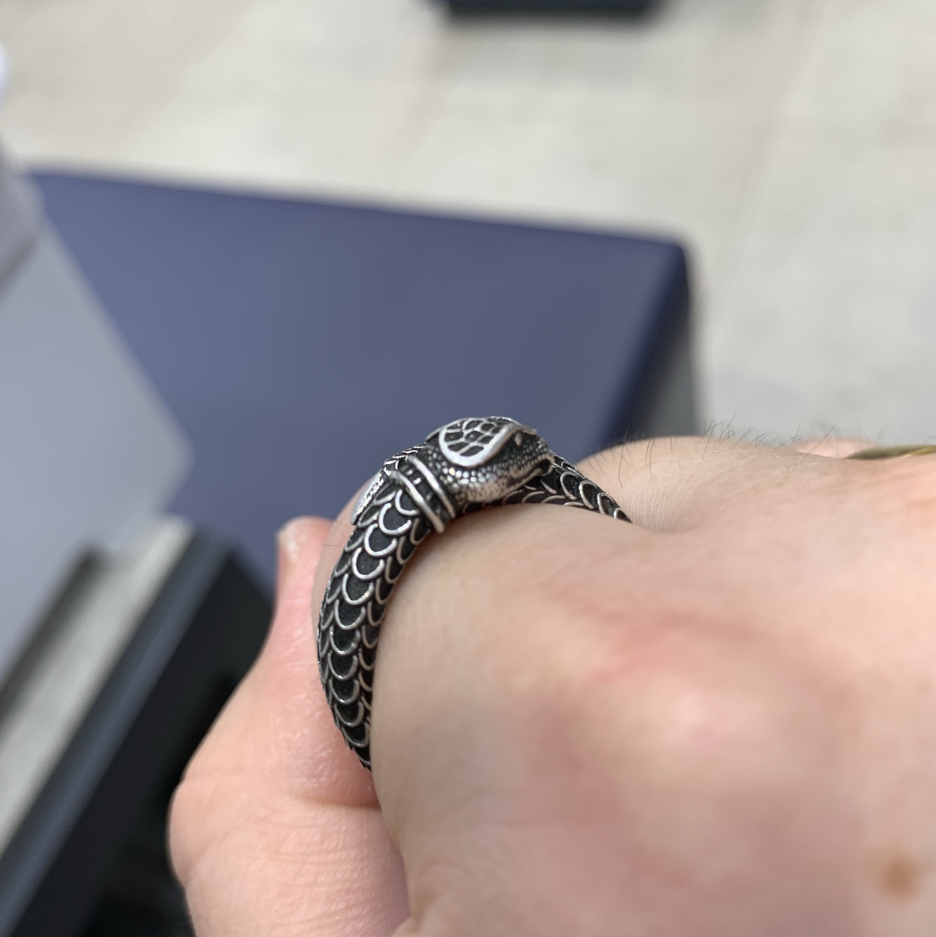 Gucci Garden Silver Snake Ring Silver Aged Finish 착용 스타일