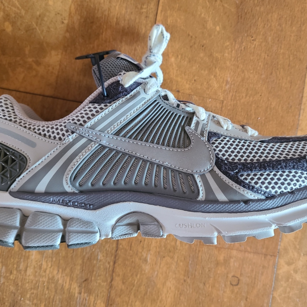 Nike Zoom Vomero 5 PRM Light Iron Ore and Flat Fewter 착용 스타일 - 2