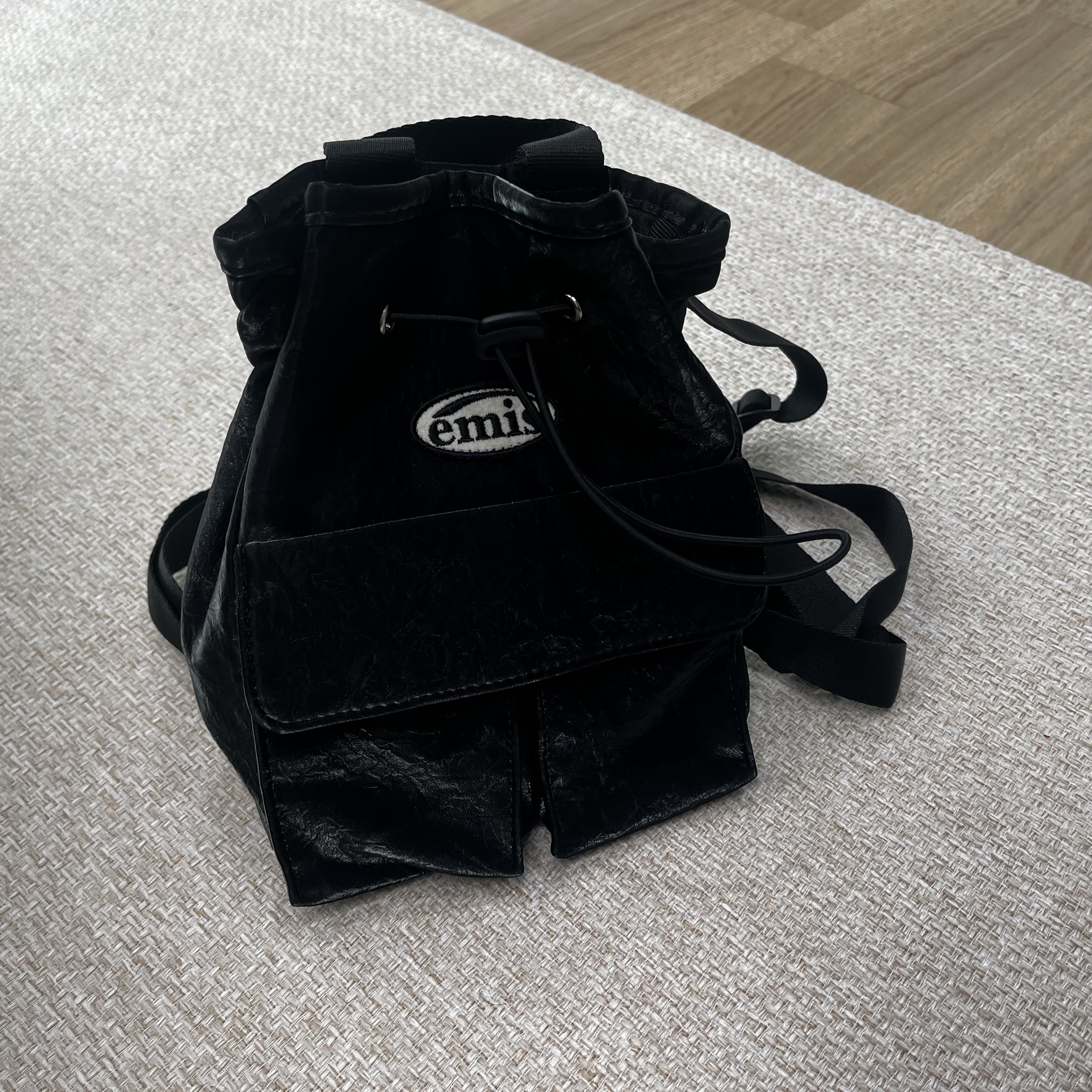 Emis Mini Wappen Pocket Backpack Black 착용 스타일 - 2