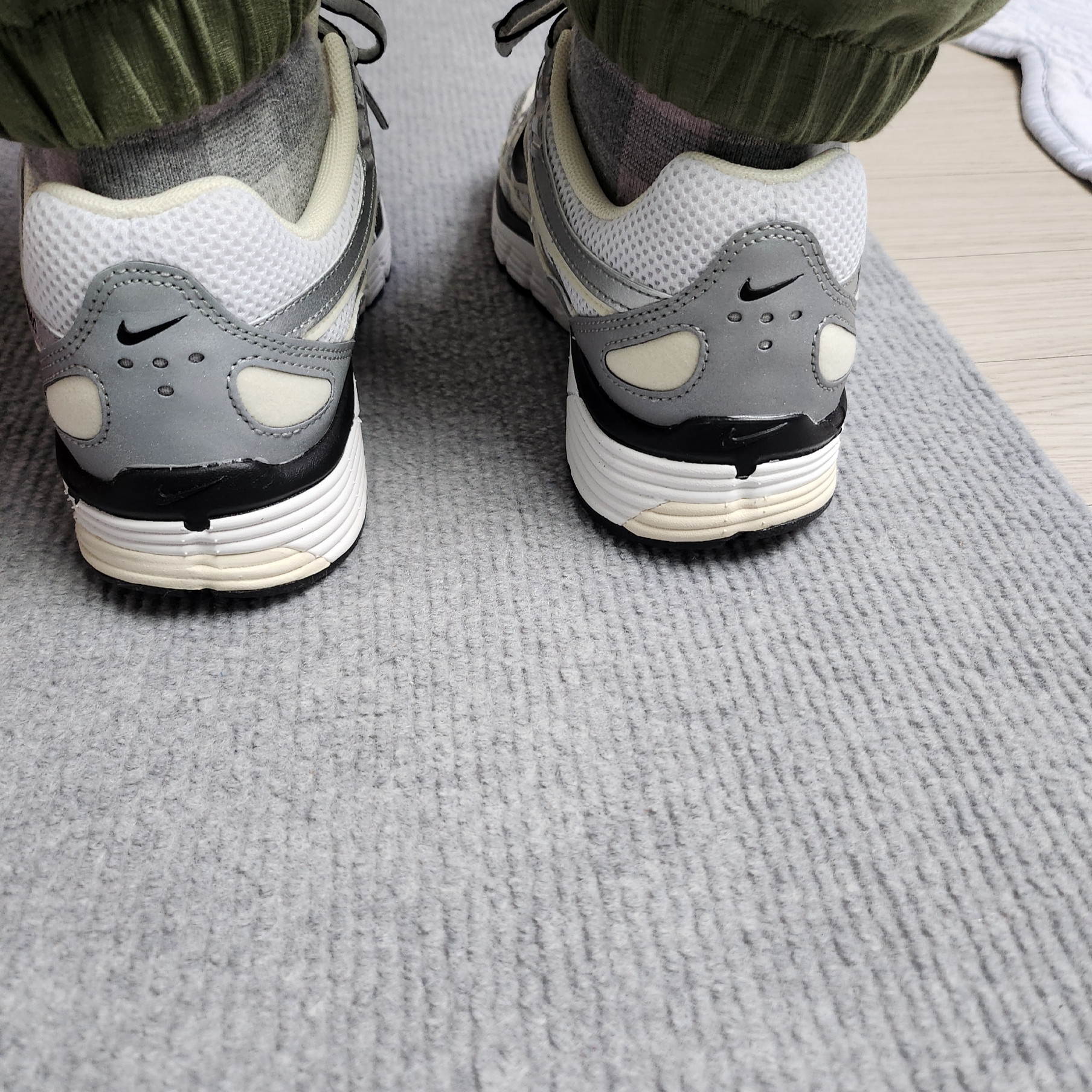 (W) Nike P-6000 Coconut Milk Metallic Silver 착용 스타일 - 5